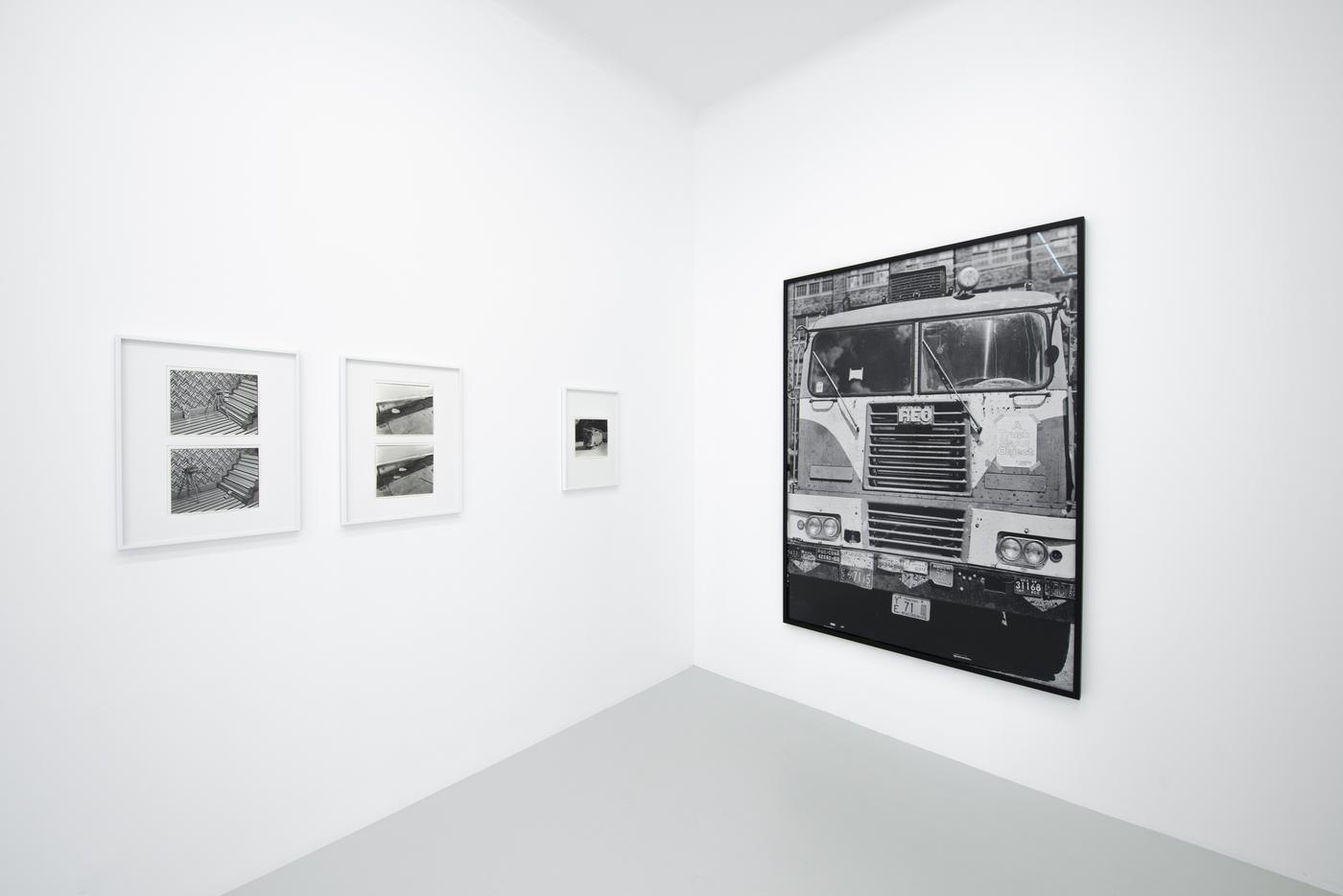 « Sculpter pour photographier », galerie Jean-Kenta Gauthier.
A droite : "A Truck is an Object", 1970 - 2023, tirage pigmentaire,
184,5 x 147,4 cm.