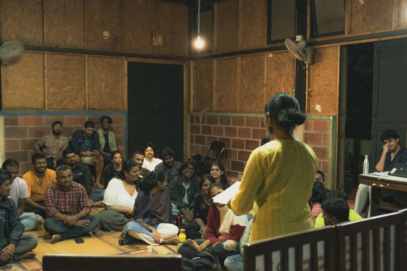 Une soirée de lecture d’essais par leurs auteurs organisée par Neelavarana Media.