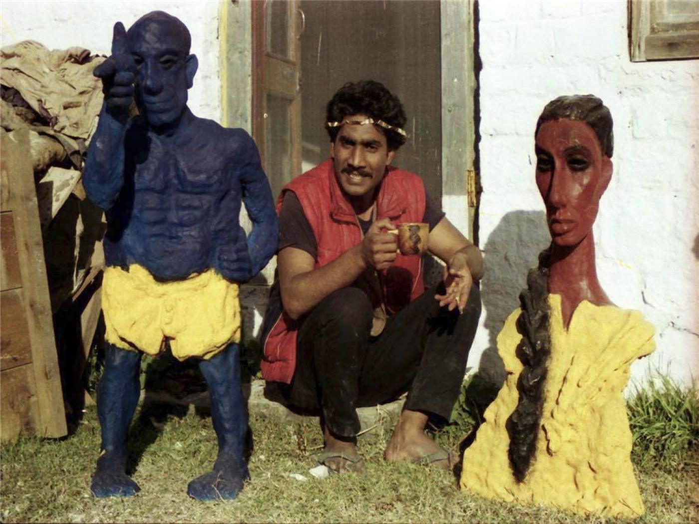 K.P. Krishnakumar membre de l'Indian Radical Painters' and Sculptors' Association entouré de ses œuvres au Kasauli Art Centre de New Delhi en 1985.