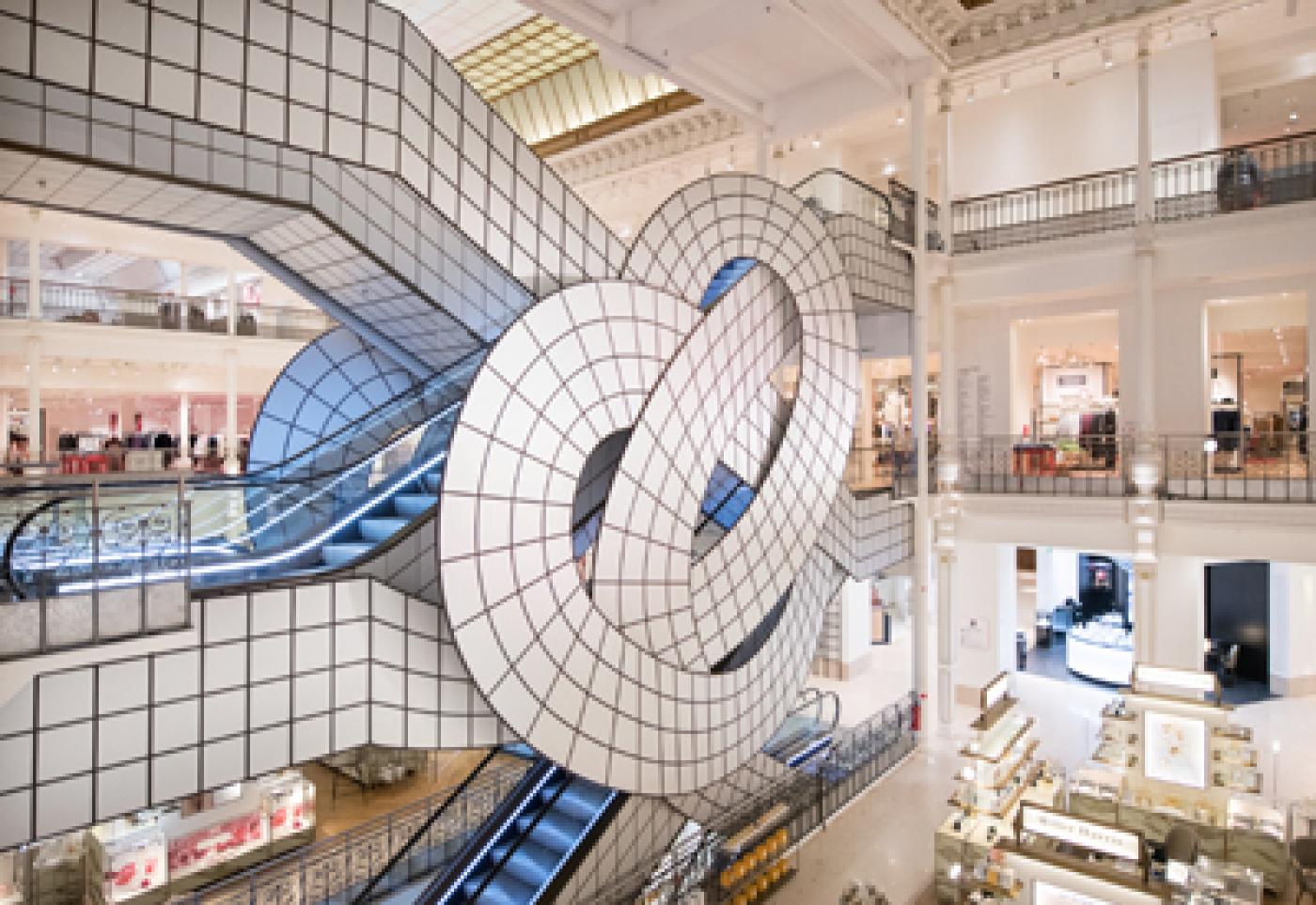 Leandro Erlich crée des illusions au Bon Marché