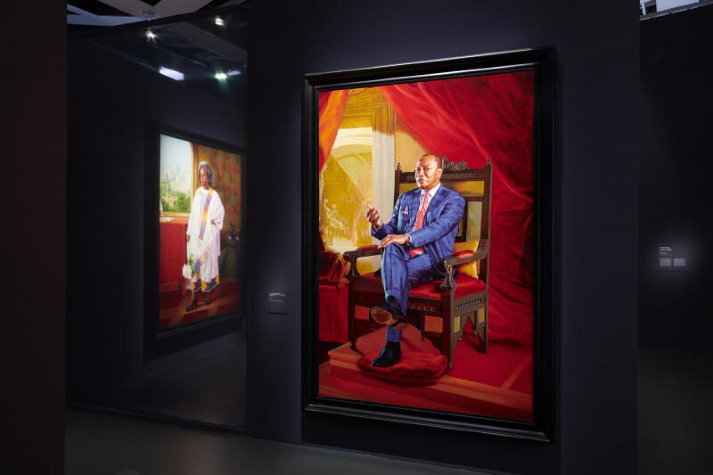 Vue de l’exposition « Dédale du pouvoir », de Kehinde Wiley, au Musée du quai Branly-Jacques-Chirac, à Paris, en 2023-2024.