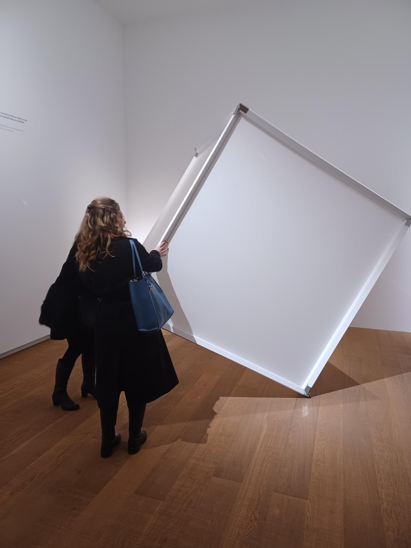 Luciano Fabro, "In cubo (misura di Carla)", 1966. Performance activée par la fille de l'artiste le soir du vernissage.