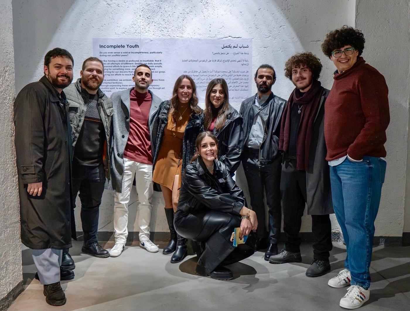 Nour Salman et les artistes de l’exposition « Incomplete Youth » à la galerie Art Vision à Damas en décembre 2023.