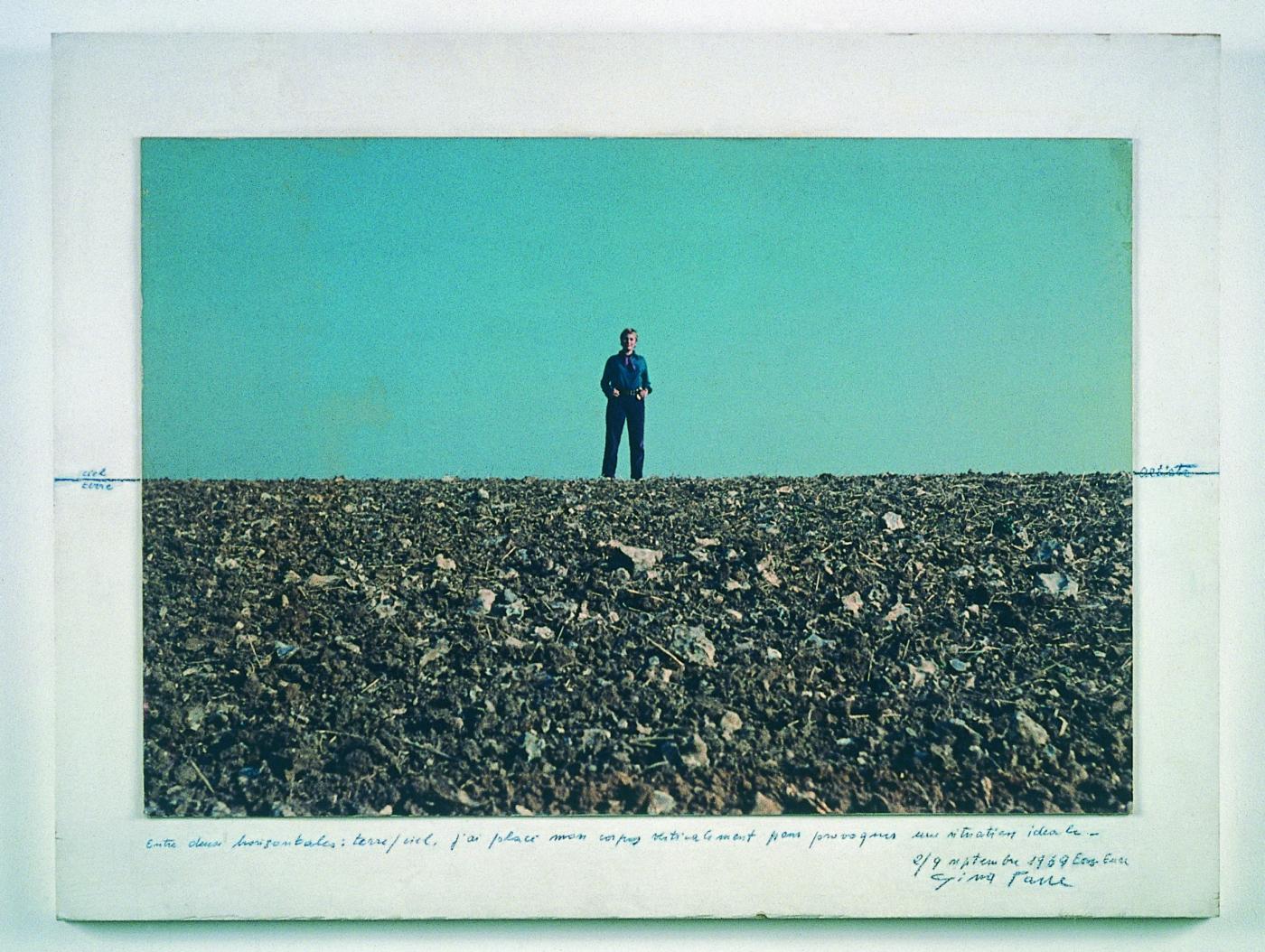 gina pane, Situation idéale : Terre-Artiste-Ciel. 1969, Écos (Eure), 1969. Photographie, tirage couleur contrecollé sur bois peint, annoté par l’artiste encadré, 66.8 x 82.8 x 4 cm.
Acquisition en 1998
Collection Frac des Pays de la Loire