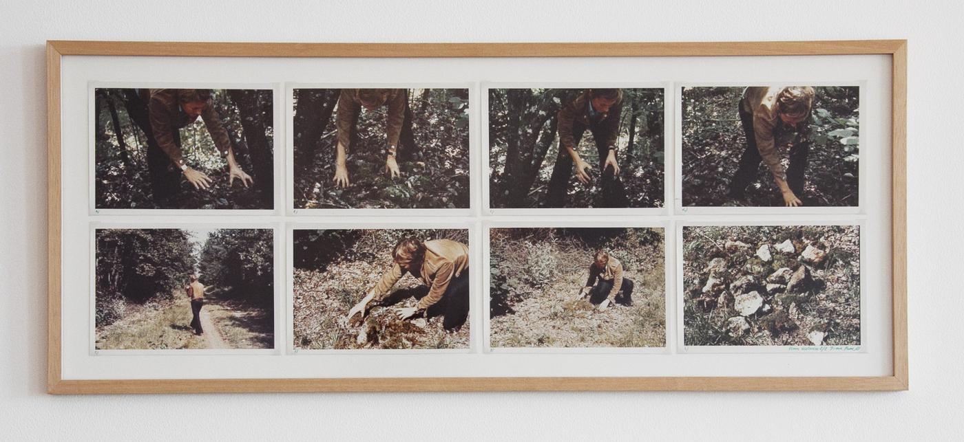 gina pane, Action, Pierres déplacées, 1968. Photographie, 8 tirages couleur, 100 x 260 cm. Acquisition en 1998, collection Frac des Pays de la Loire.