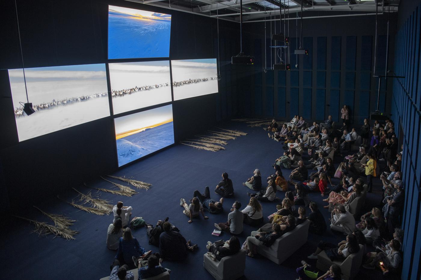 L’installation de John Akomfrah Arcadia en 2023 à la biennale de Sharjah.