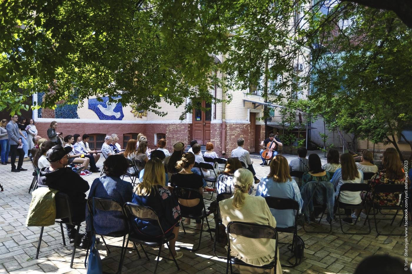 Un concert dans la cour du musée Khanenko de Kyiv.