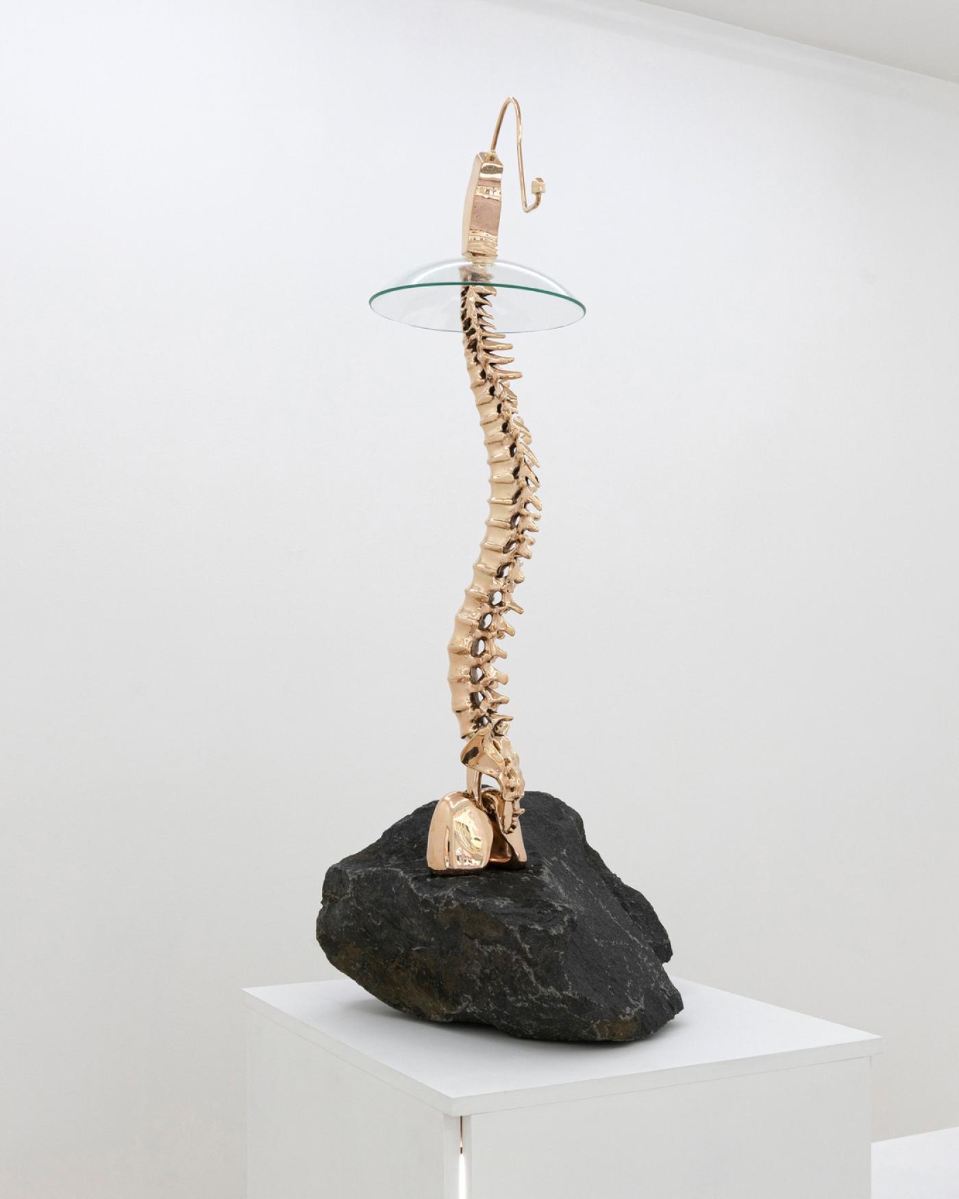 Stine Deja, "Heavy Render 2", 2023, bronze poli, granit, verre et caoutchouc, 105 x 45 x 42 cm.
Spiaggia Libera (Paris)