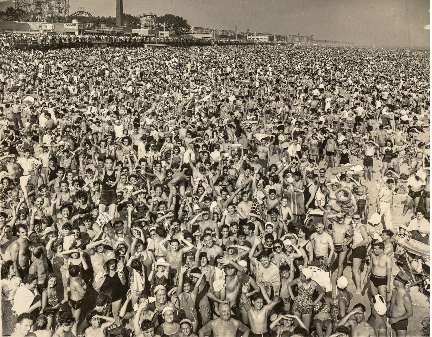 Arthur Fellig, dit Weegee,"Afternoon Crowd at Coney Island, Brooklyn", 1940.