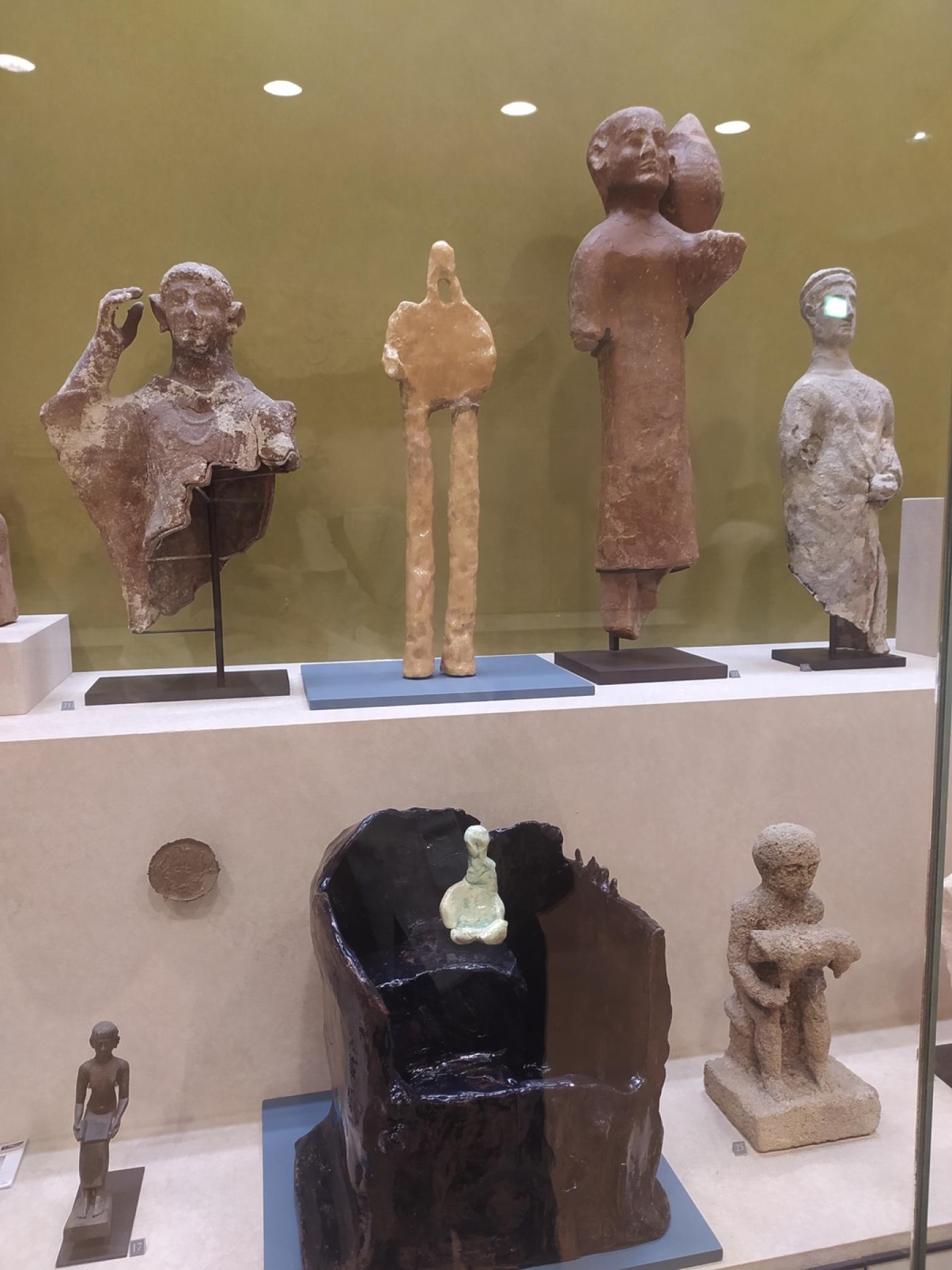 Une vitrine du département des Antiquités orientales du Louvre dans laquelle est exposée une œuvre de Simone Fattal.