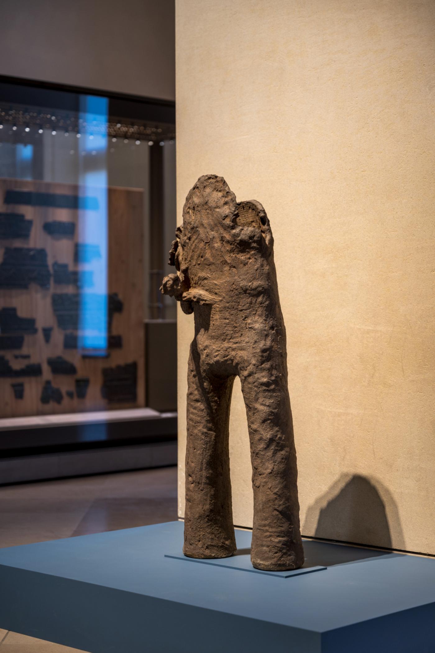 L’exposition « Voix des antiquités orientales » de Simone Fattal au département des Antiquités orientales du Louvre.