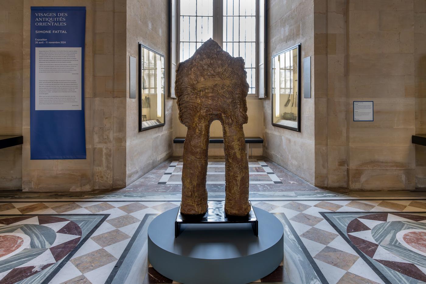 L’exposition « Voix des antiquités orientales » de Simone Fattal au département des Antiquités orientales du Louvre.