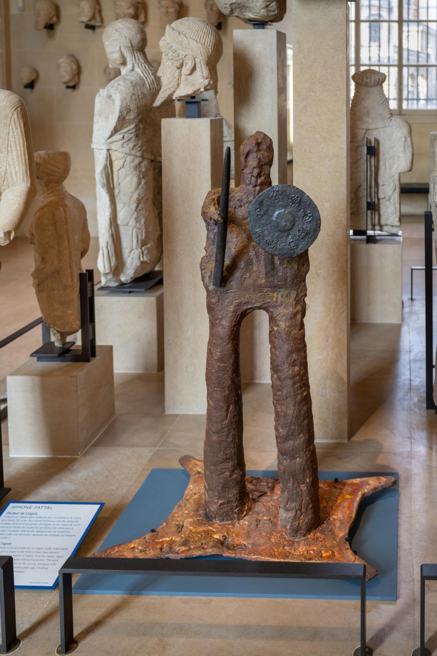 L’exposition « Voix des antiquités orientales » de Simone Fattal au département des Antiquités orientales du Louvre.