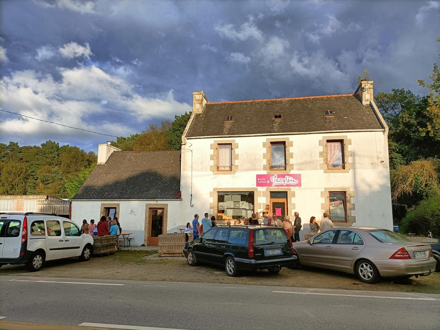 À Plougasnou (Finistère), le café Marylène accueille les artistes