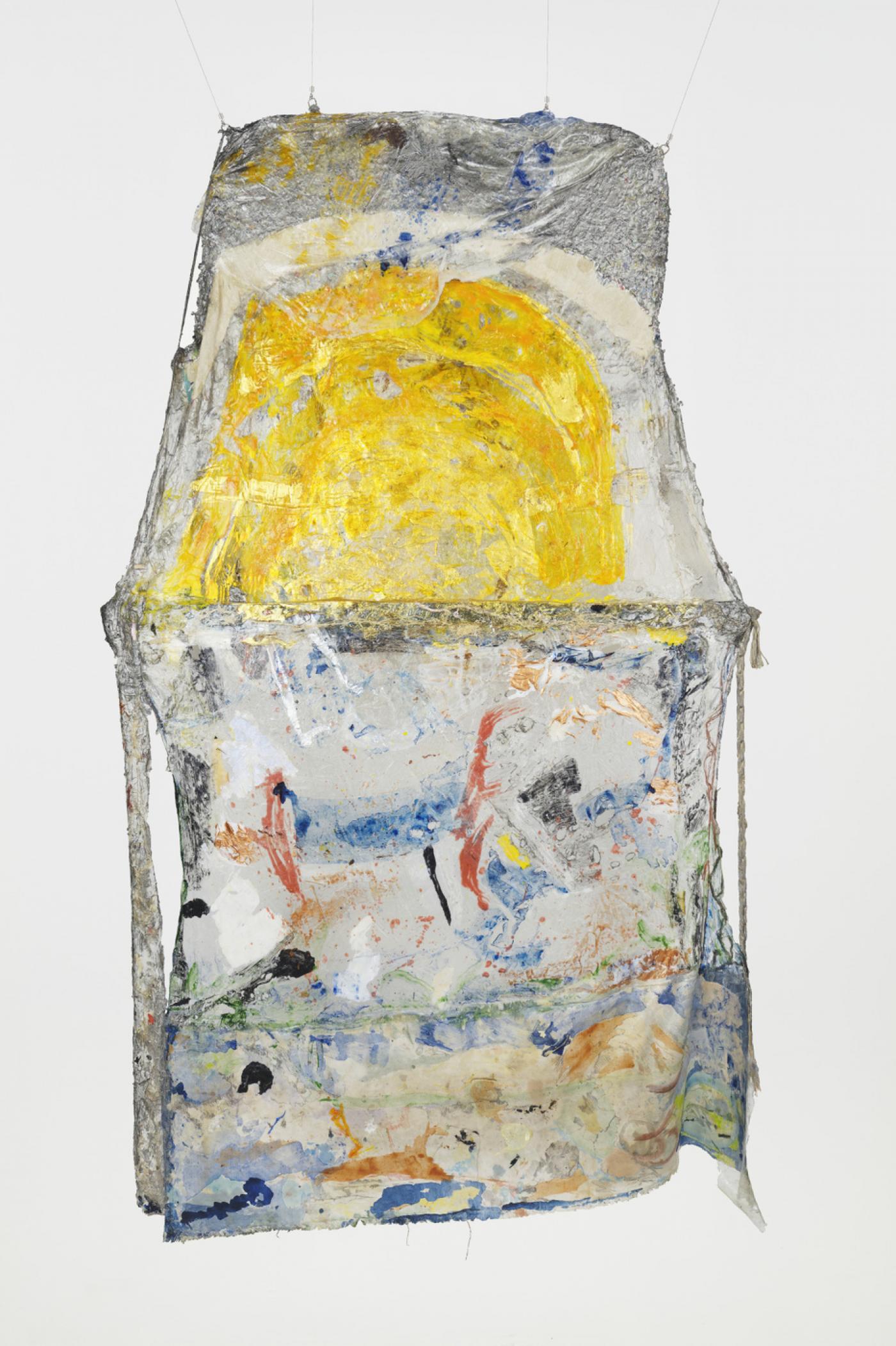 Suzanne Jackson, Palimpsest Grit, 2022–23, acrylique, toile, graphite, aluminum, soie sauvage, courrier déchiqueté, ficelle, corde, bois, ficelle tressée, débris acryliques et mailles, 266.7 x 157.5 x 6.3 cm.