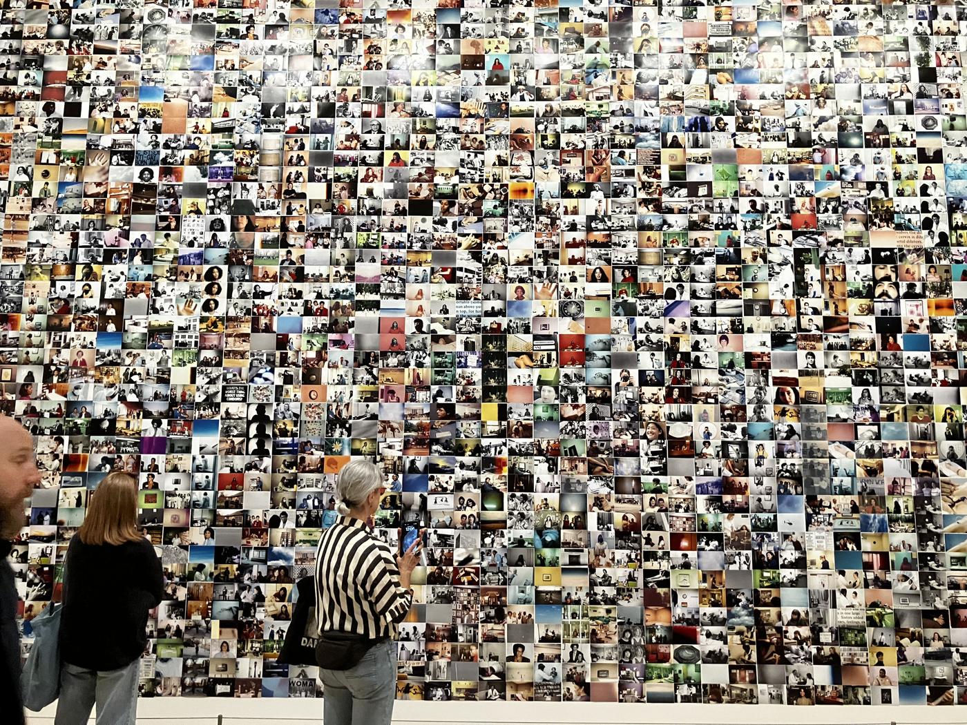 Carmen Winant, The last safe abortion, 2023.Vue de l’installation à la Whitney Biennial 2024: Even Better Than the Real Thing jusqu’au 11 août.