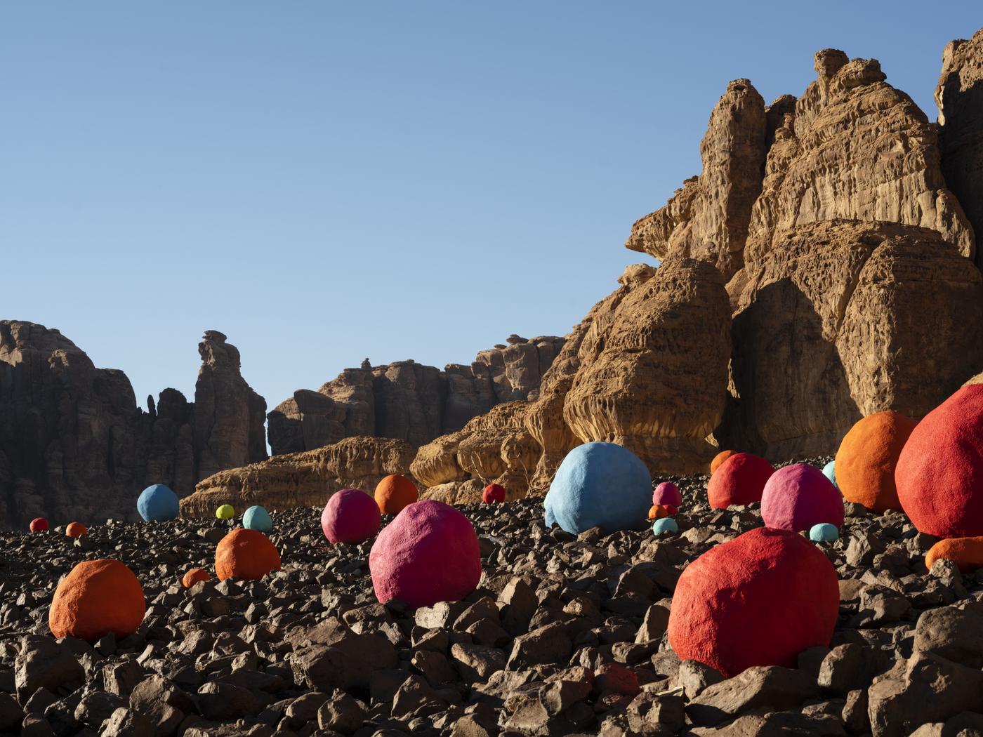 Mohammed Ahmed Ibrahim, Falling Stones Garden, 2020.  Installation présentée lors de Desert X à Al Ula.