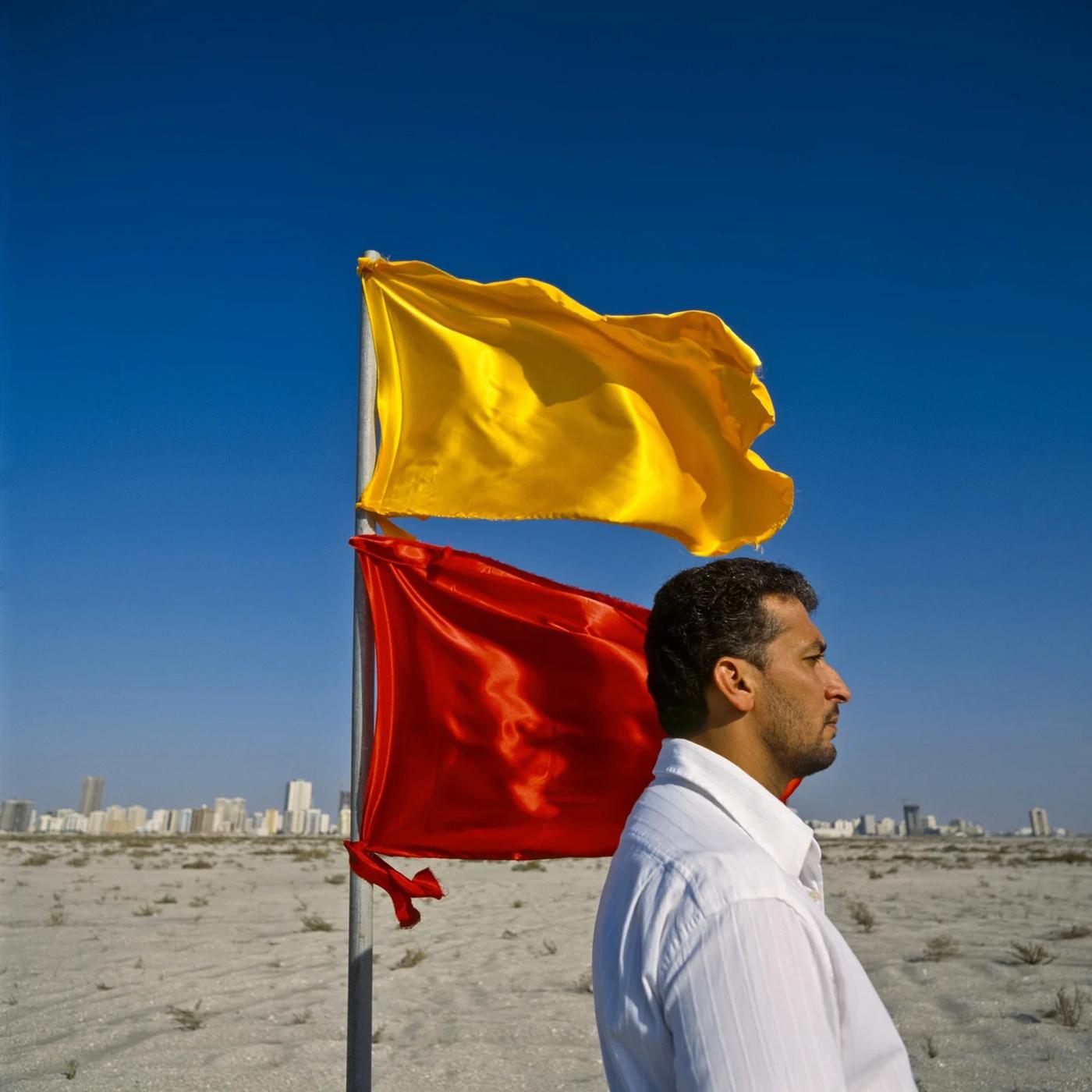 Mohammed Kazem, Photographs with flags, 2003, tirage jet d’encre sur papier Hahnemuhle Fine Art Photo Rag Pearl 320 gsm, 100 x 100 cm.