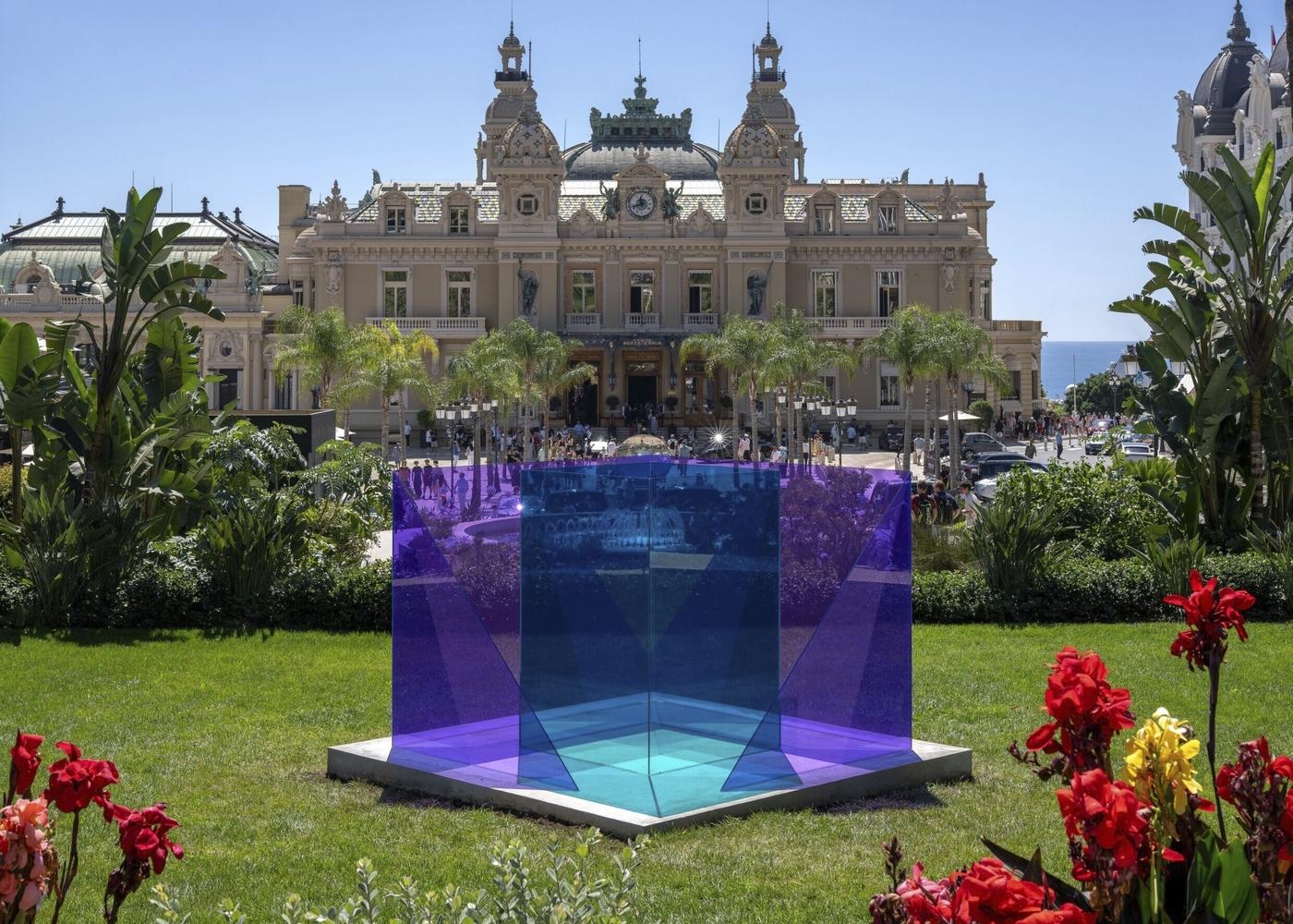 Larry Bell, "The Blue Gate",2021, verre feuilleté non trempé Peacock et Amethyst, 182,9 x 243,8 x 243,8 cm.