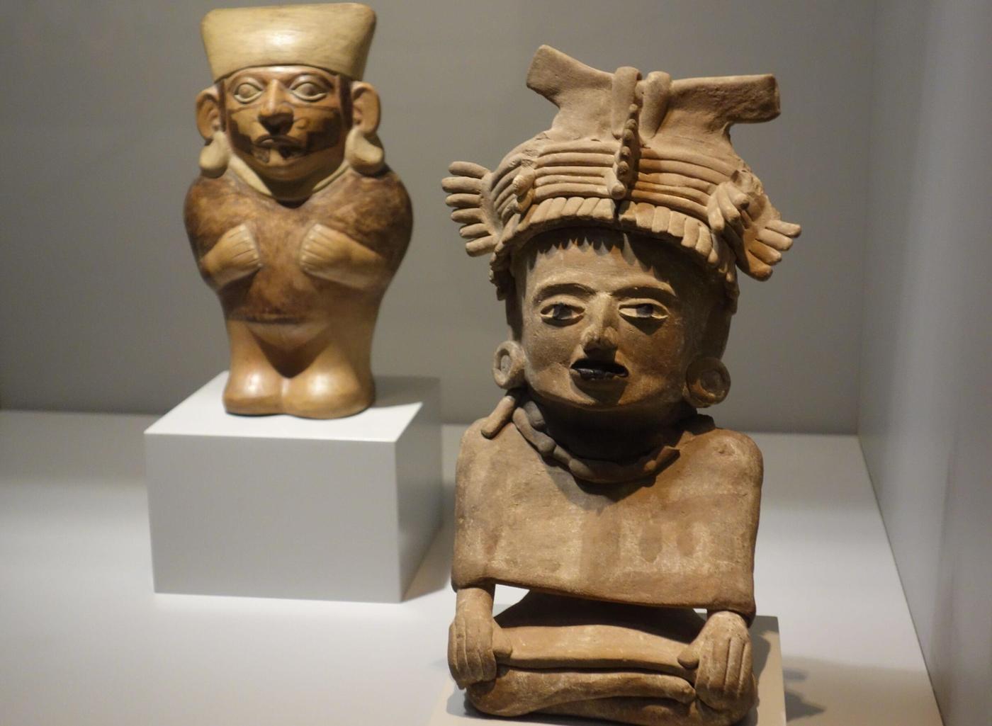 Deux sculptures en céramique du site de El Tajin au Mexique (gauche) et de Mochica au Pérou (droite).