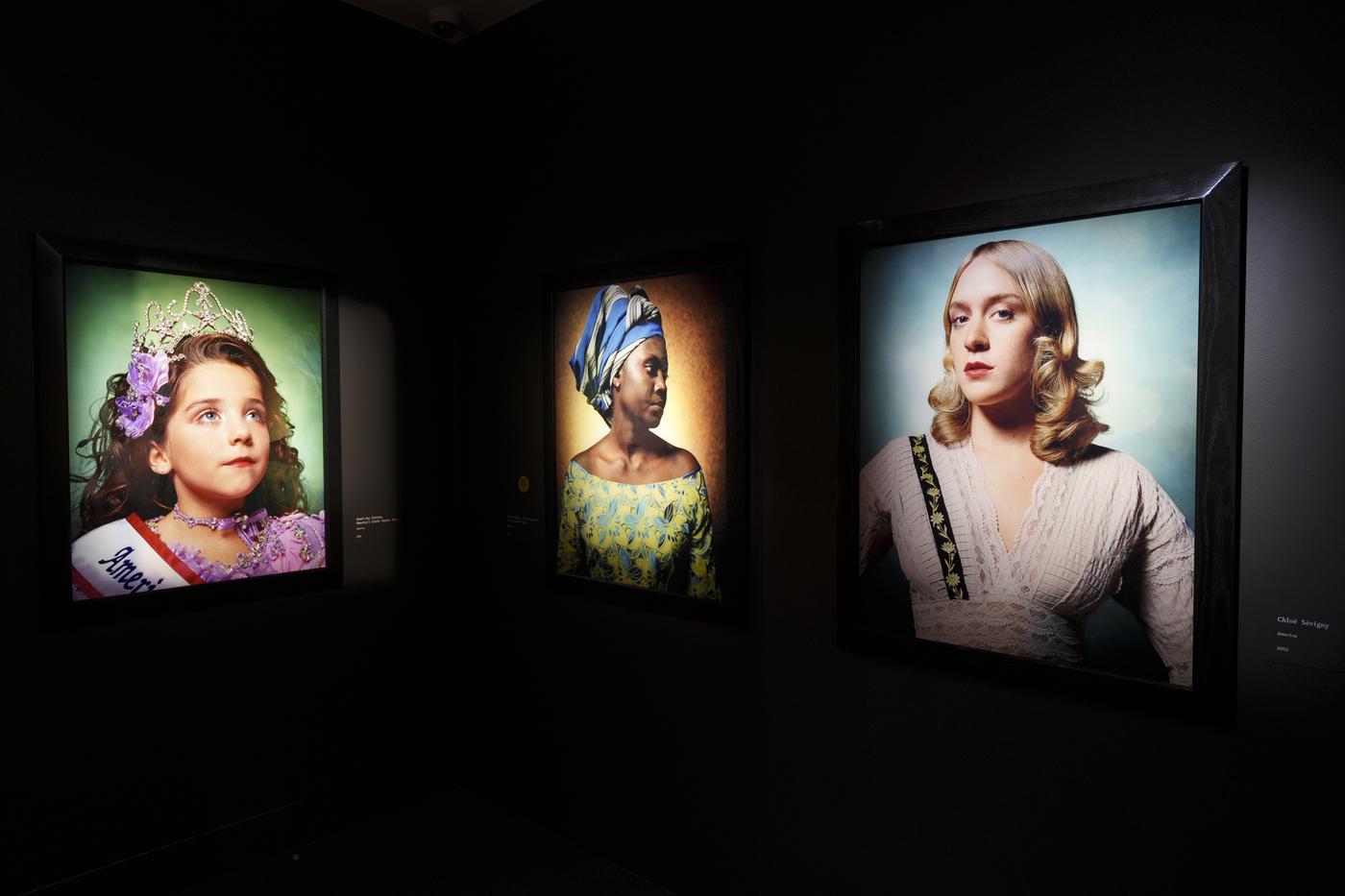 Vue de l&amp;#039;exposition « Andres Serrano. Portraits de l’Amérique », musée Maillol.