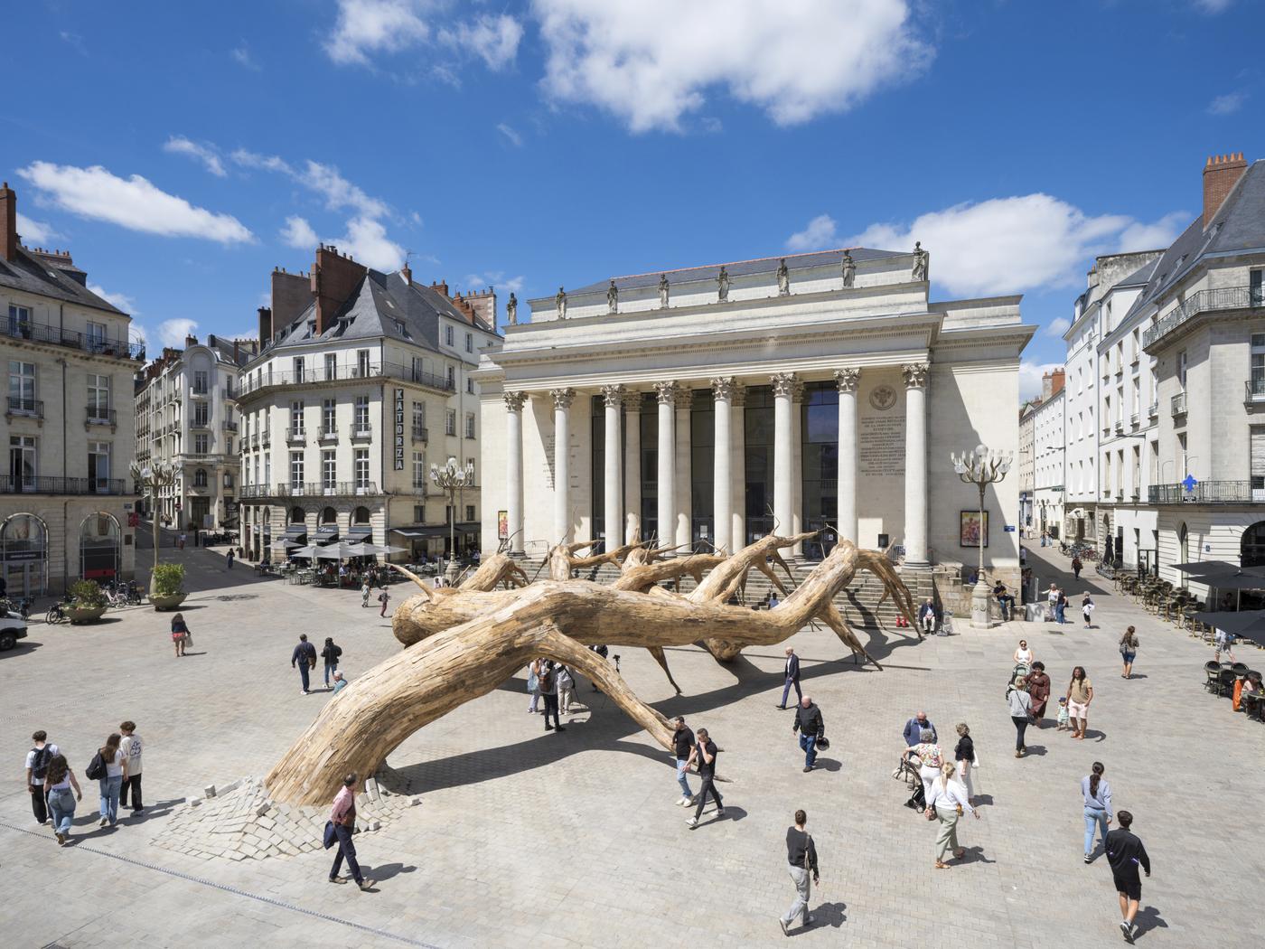 Henrique Oliveira, "Le Rêve de Fitzcarraldo", place Graslin, Le Voyage à Nantes 2024.