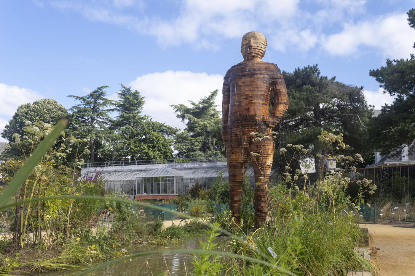 Fabrice Hyber, "L’Homme de bois", Jardin des plantes, Le Voyage à Nantes 2024 .