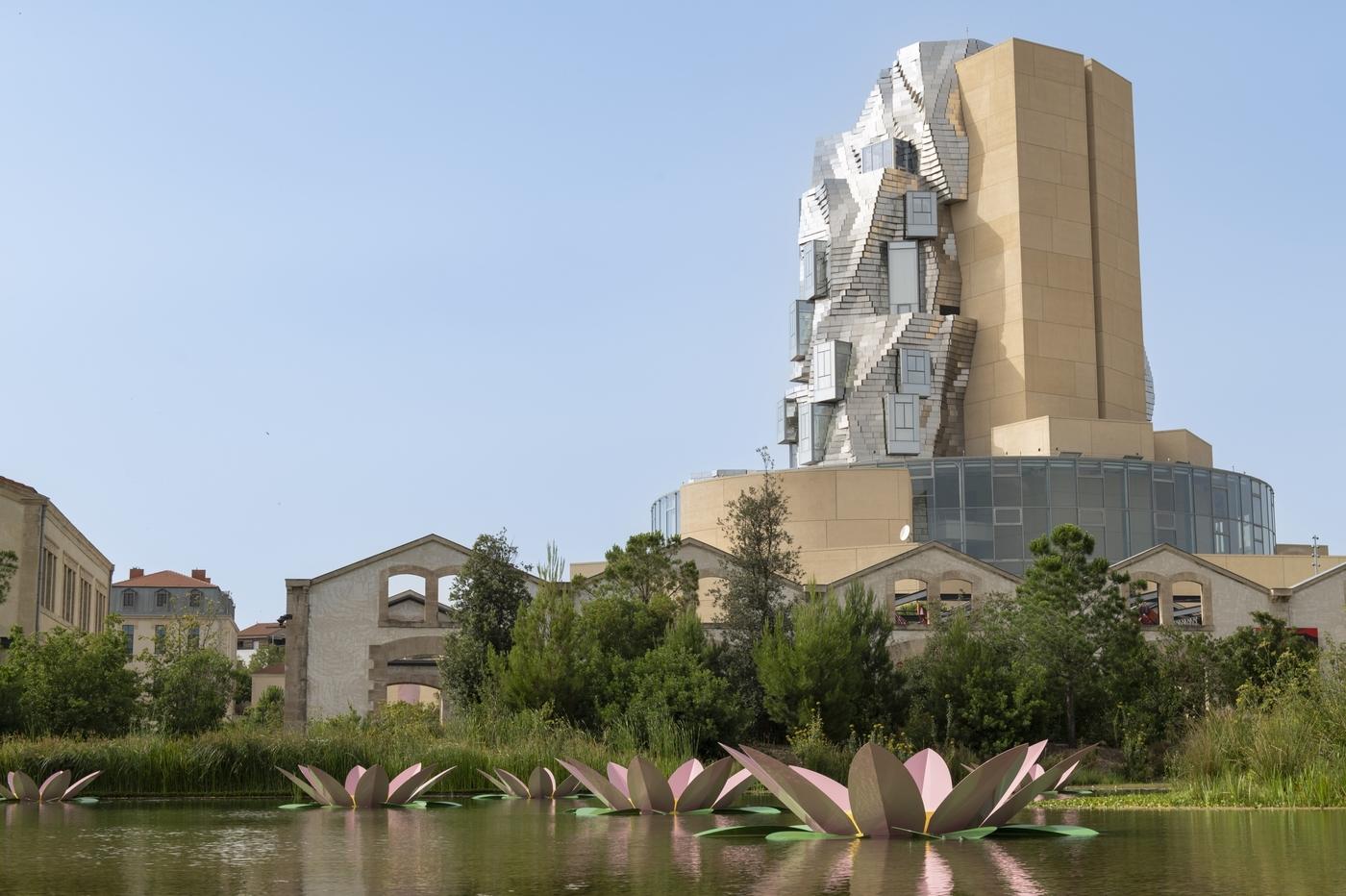 Judy Chicago, "Arles Lilies", 2024, métal peint.