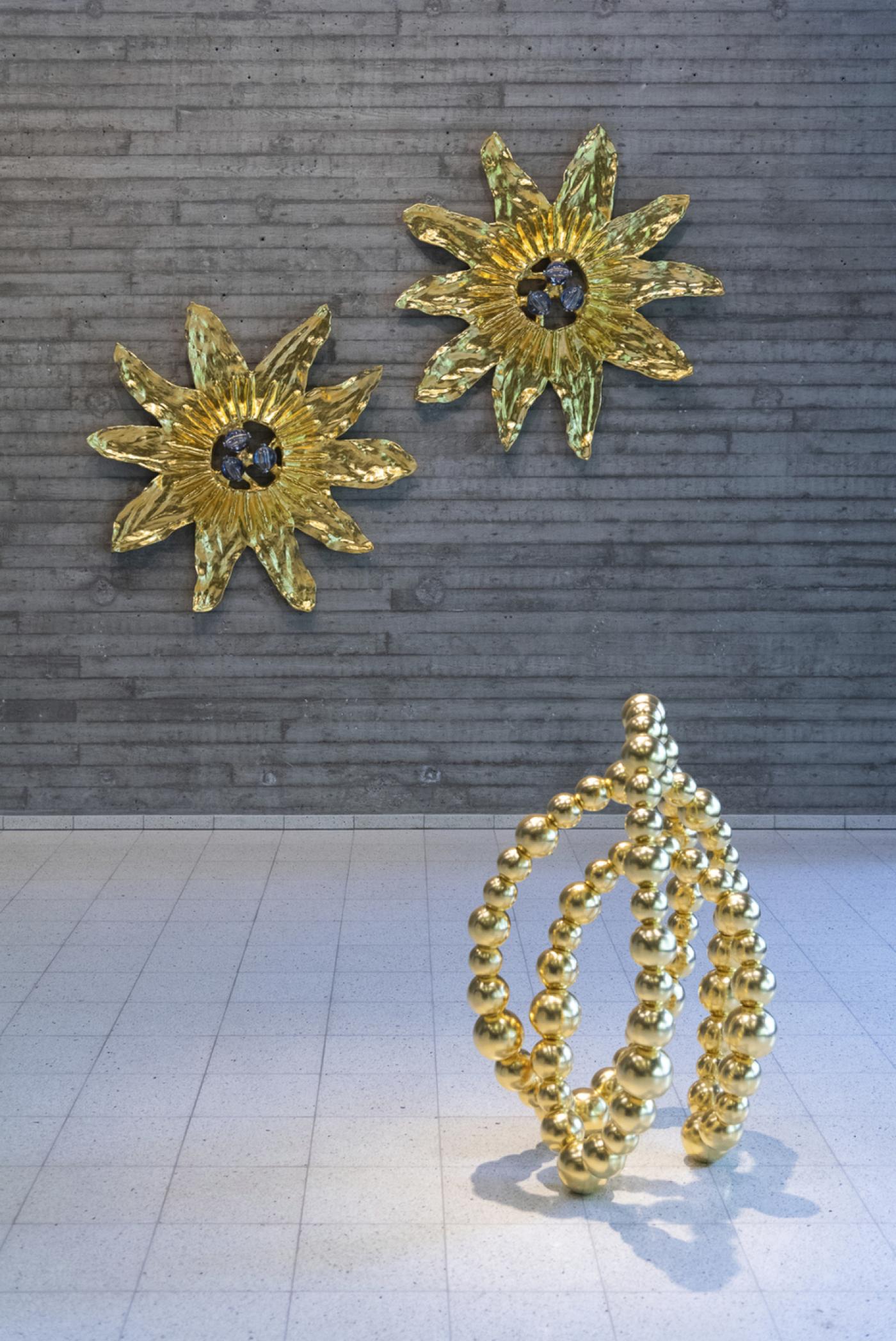 Vue de l&amp;#039;exposition « Jean-Michel Othoniel. Under an Endless Light », Sara Hildén Art Museum, Tampere. Jean-Michel Othoniel, "Passiflora", "Passiflora", 2024 et "Bouton de Rose (Rosebud)", 2023.