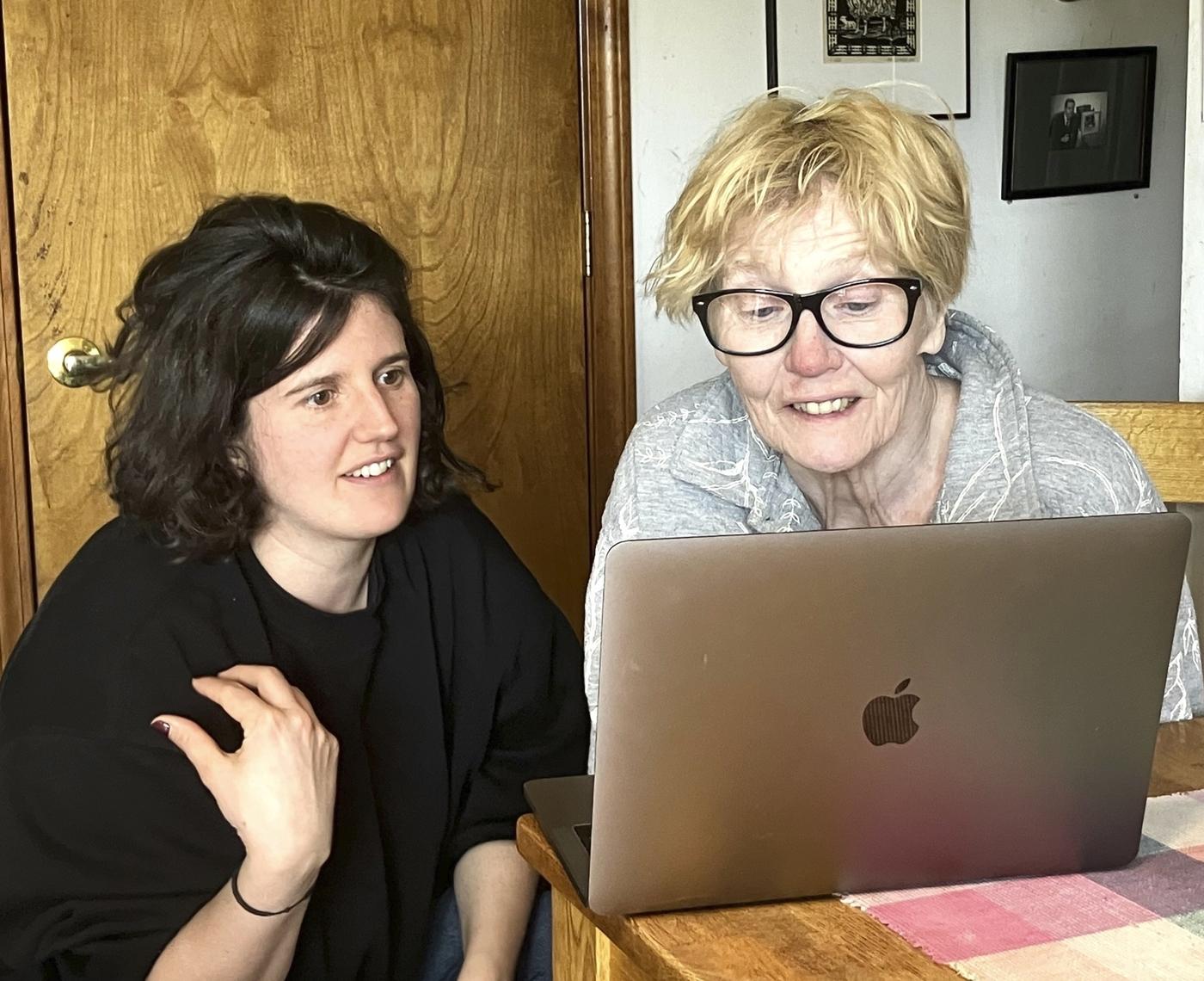 Donna Gottschalk et Hélène Giannecchini au travail, Victory, Vermont, avril 2024.