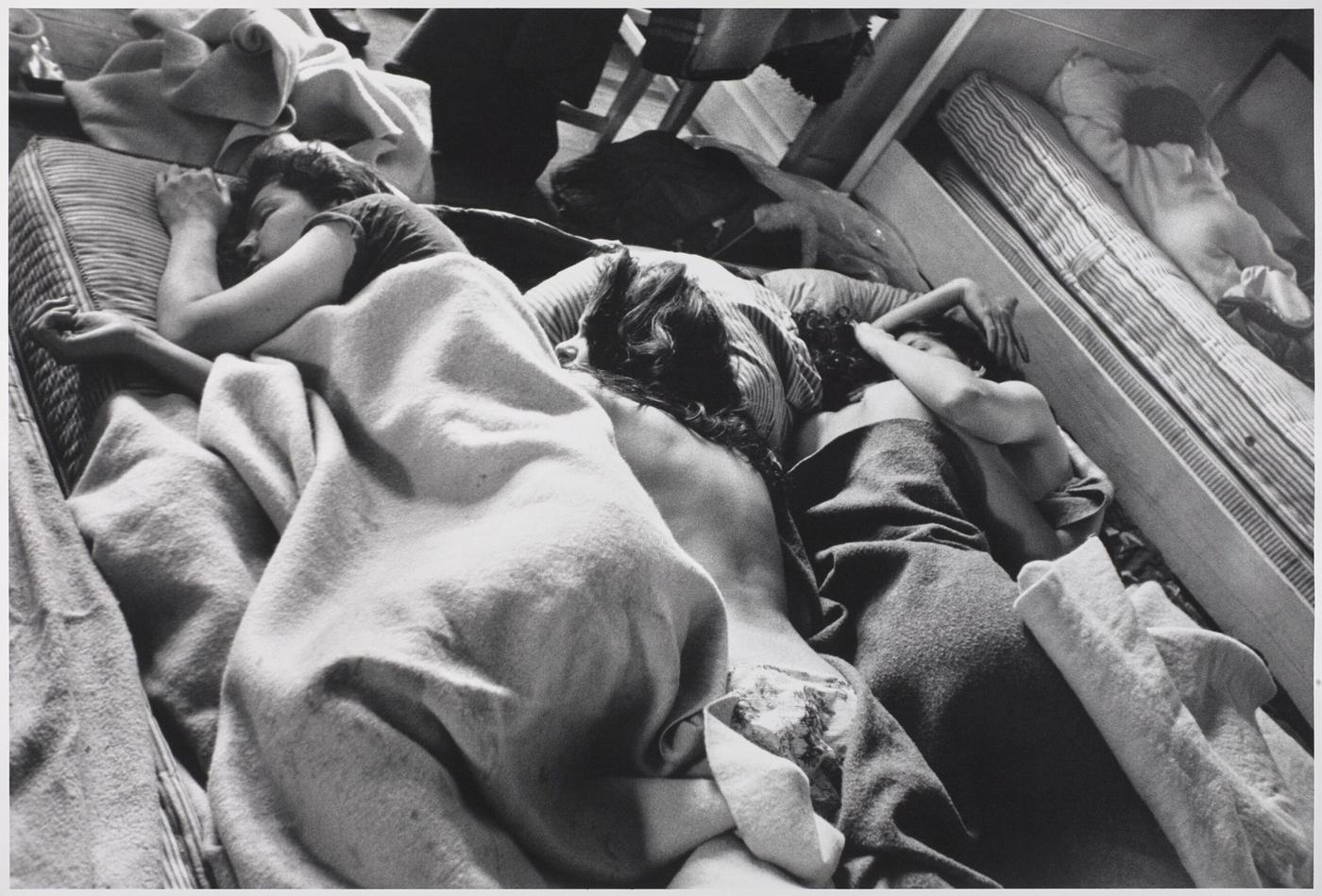 Donna Gottschalk, Sleepers, Revolutionary Women&amp;#039;s Conference, Limerick, Pennsylvania, 1970, tirage gélatino-argentique, 31 x 40,6 cm, 58 x 73 cm.