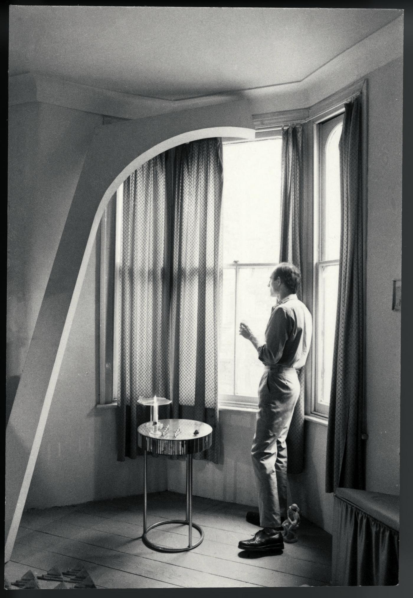 Marc Camille Chaimowicz, Man Looking Out of the Window (for SM), vers 1977, photograph.