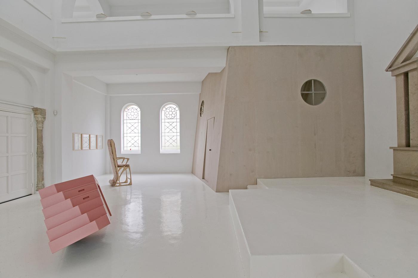 Marc Camille Chaimowicz, Desk…on Decline, 1981, MDF, cellulose lacquée, 217 x 75 x 61 cm. Vue de l’exposition « Summer’s Song… » au Centre d’art contemporain La Synagogue de Delme en 2007.