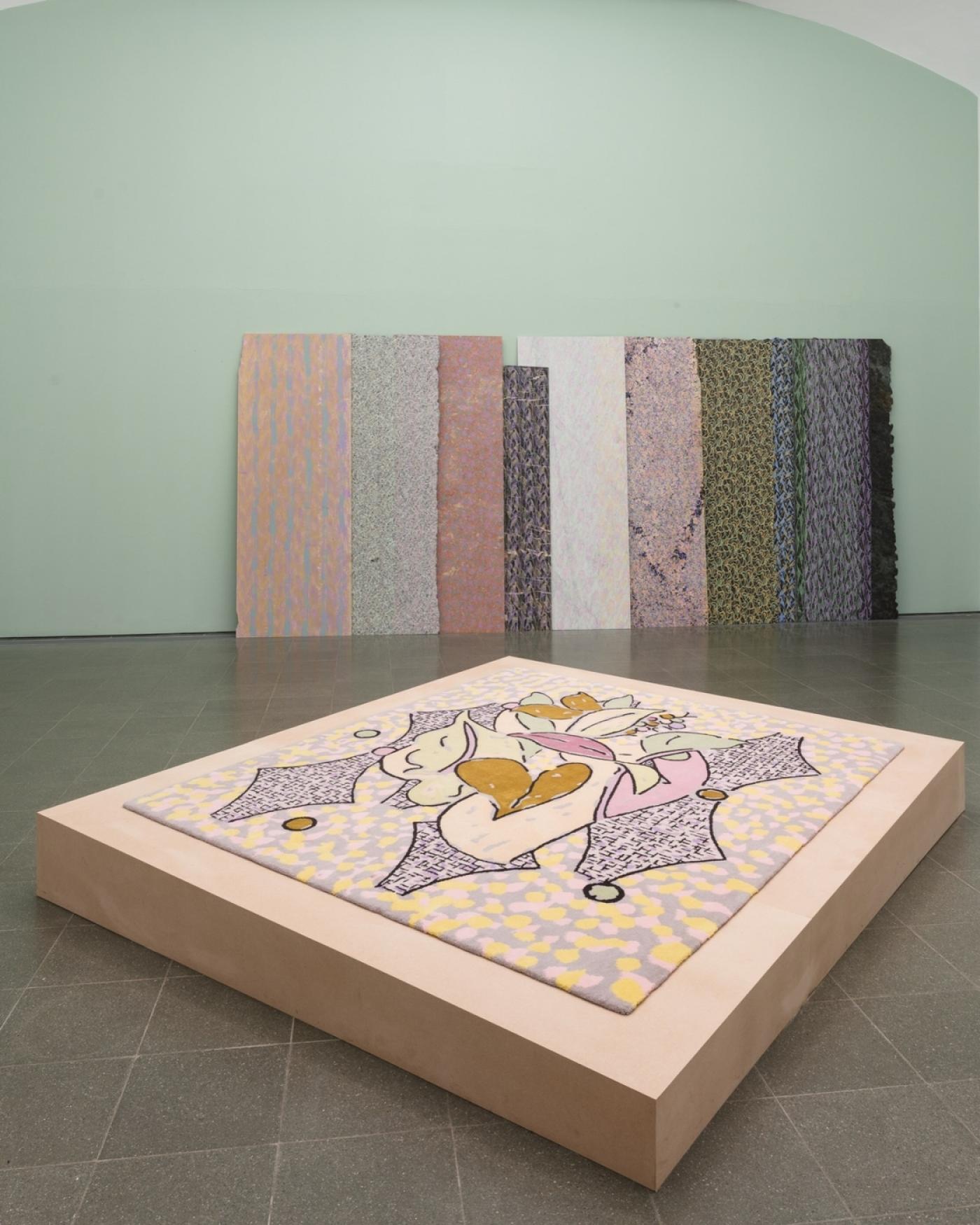 Vue de l’exposition de Marc Camille Chaimowicz « An Autumn Lexicon » à la Serpentine Gallery, en 2016. Avec les œuvres North…, 2016 et For MvdR, 2008.