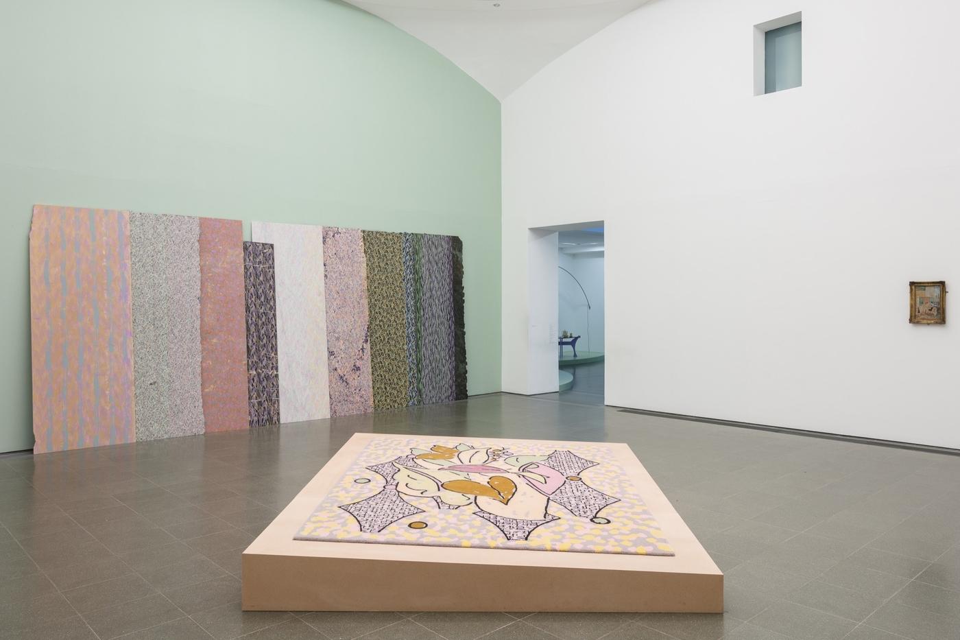 Vue de l’exposition de Marc Camille Chaimowicz « An Autumn Lexicon » à la Serpentine Gallery, en 2016. Avec les œuvres North…, 2016 et For MvdR, 2008.