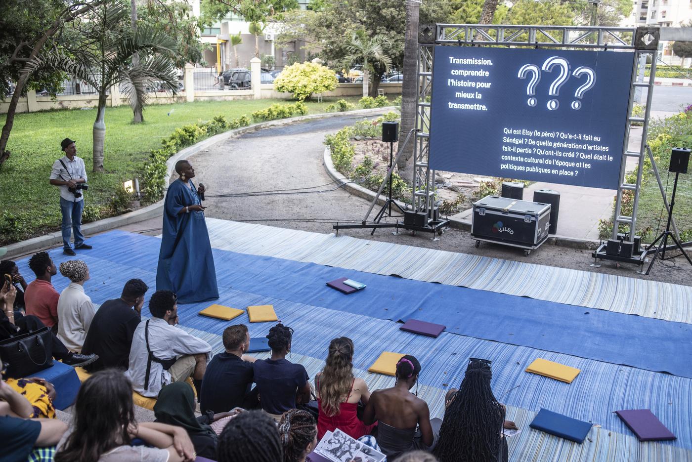 Discussion autour de Survival Kit de Ken Aicha Sy dans le cadre de l’exposition  « Flux ramifiés. Esquisses de parenté » au musée Théodore Monod de l’Institut fondamental d&amp;#039;Afrique noire (IFAN).