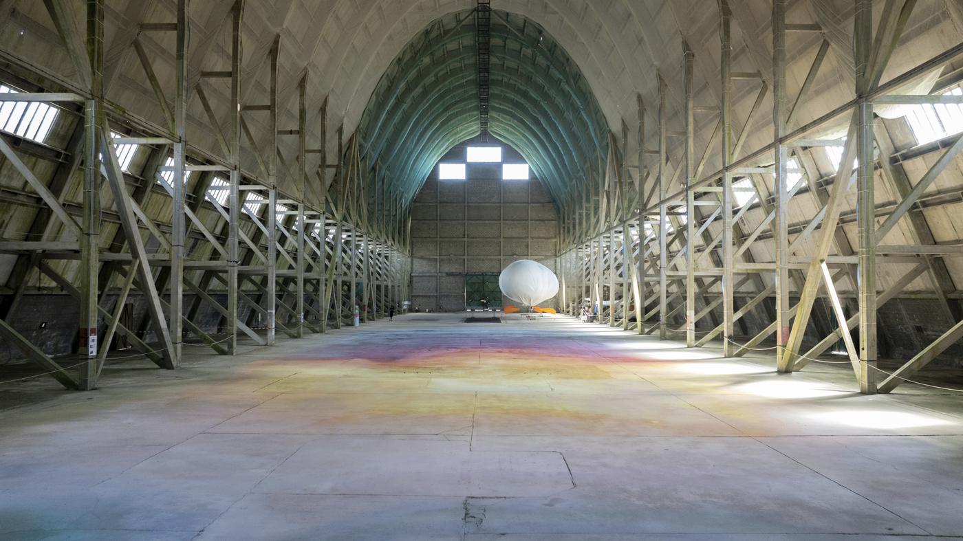 Flora Moscovici, "Hopeless Sky (Ciel sans espoir)", 2024, vue d&amp;#039;installation  dans le hangar à dirigeables d’Écausseville (Normandie), jusqu&amp;#039;au 22 septembre.