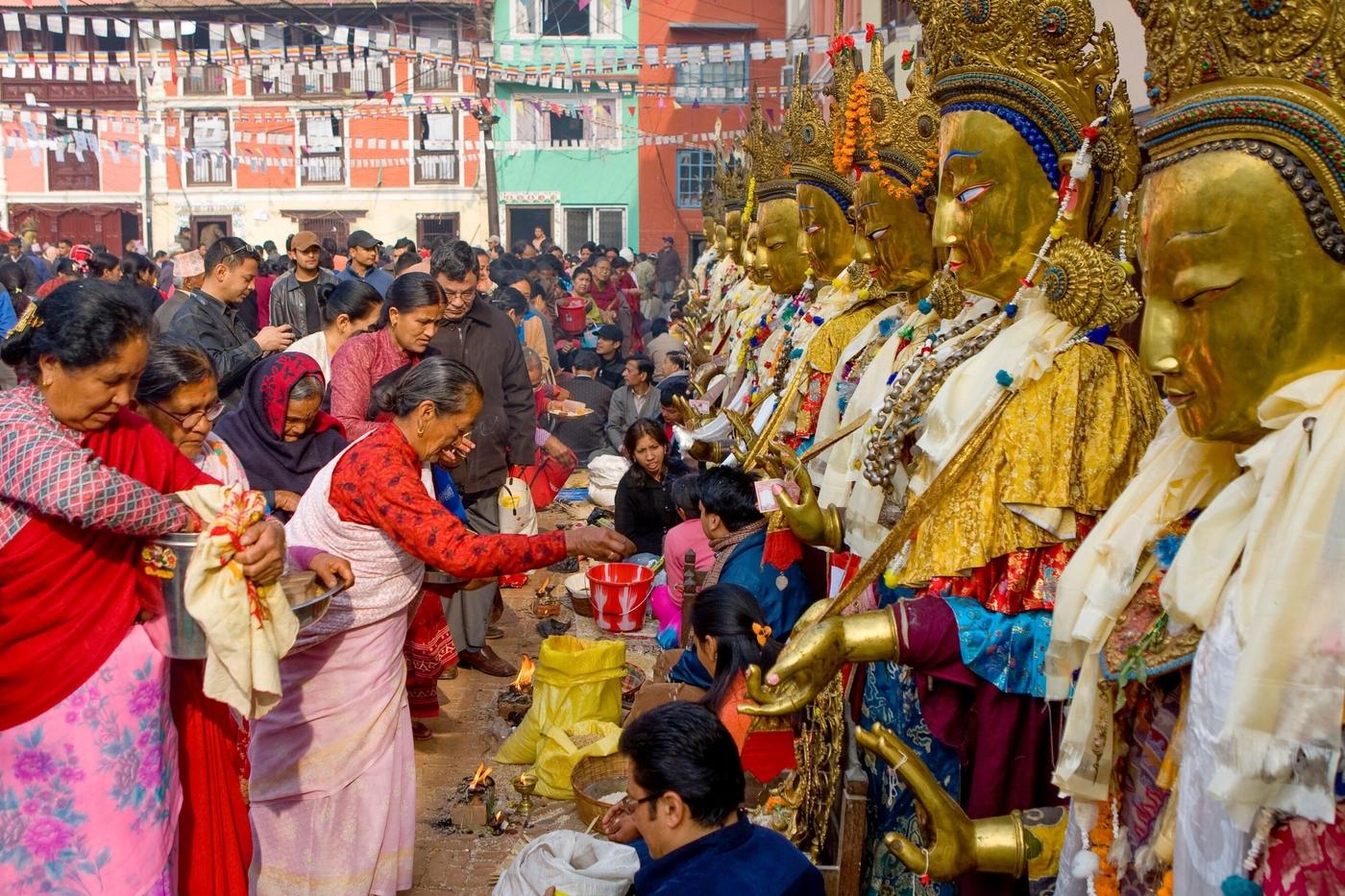 Les Bouddhas Dipankara sortis pour un festival à Patan.