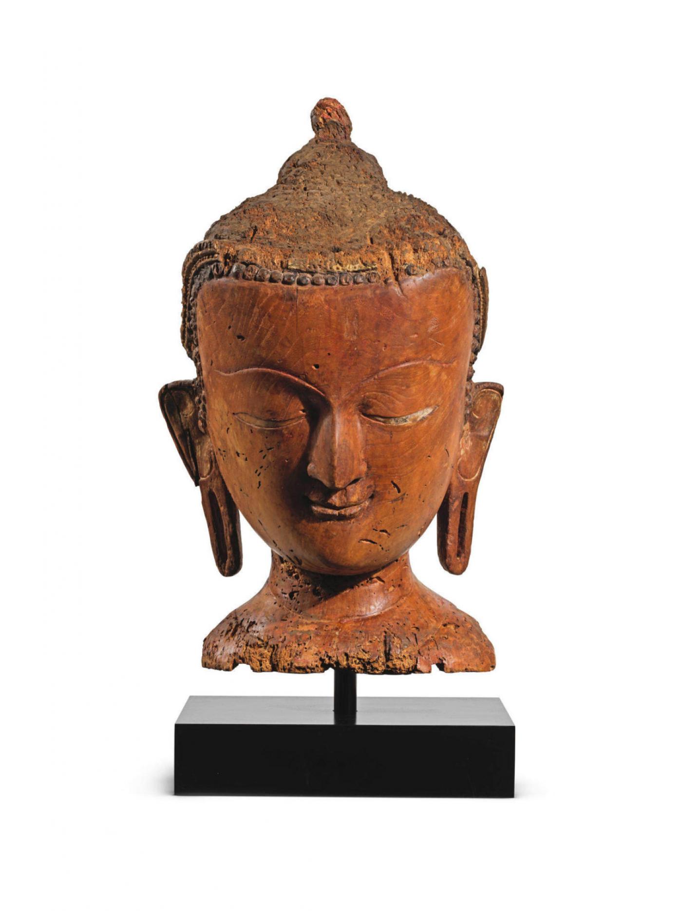 Une tête de Bouddha Dipankara mise en vente chez Bonhams Paris en 2022.