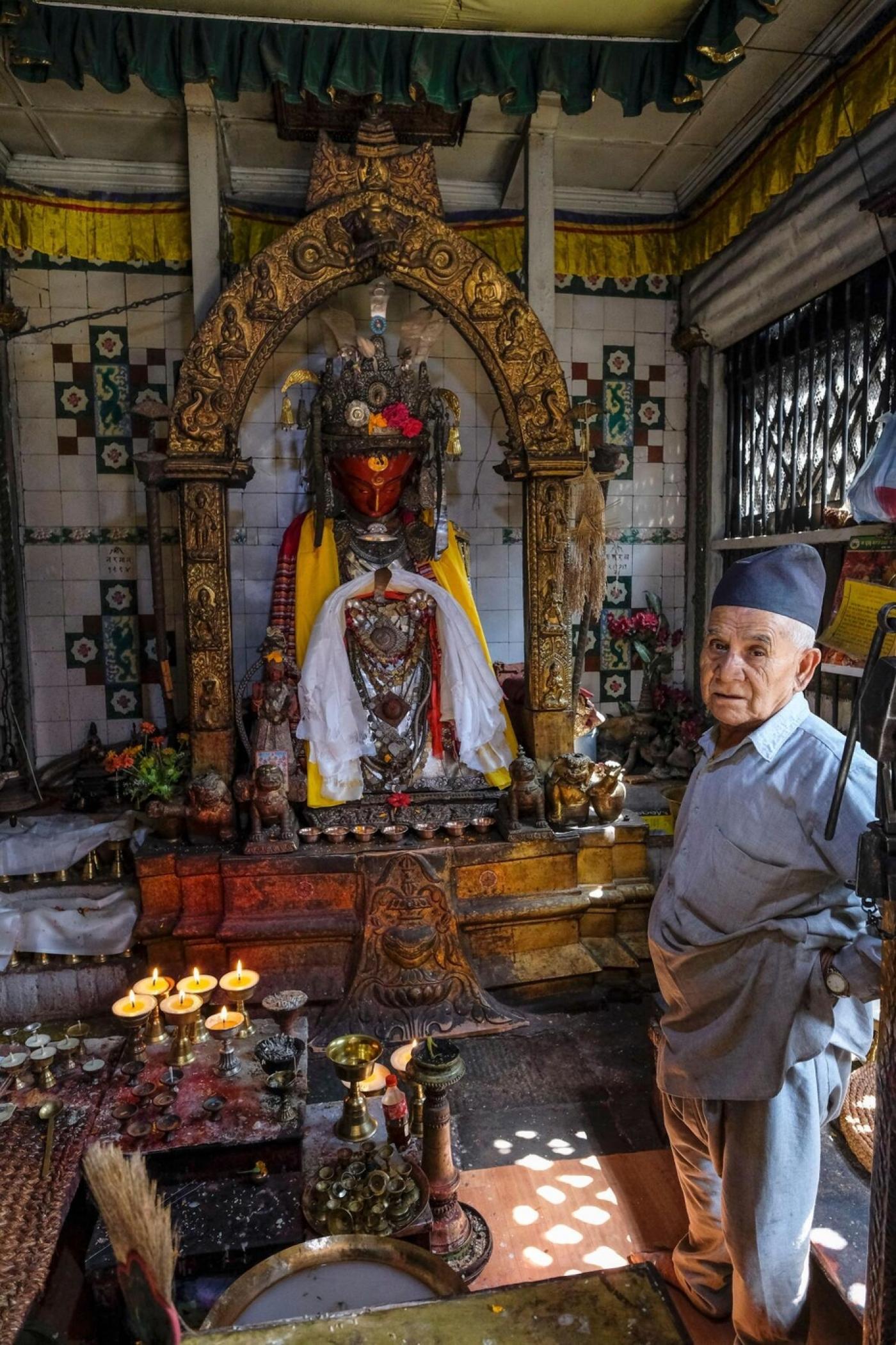 Un prêtre devant un Bouddha Dipankara à Bhaktapur.