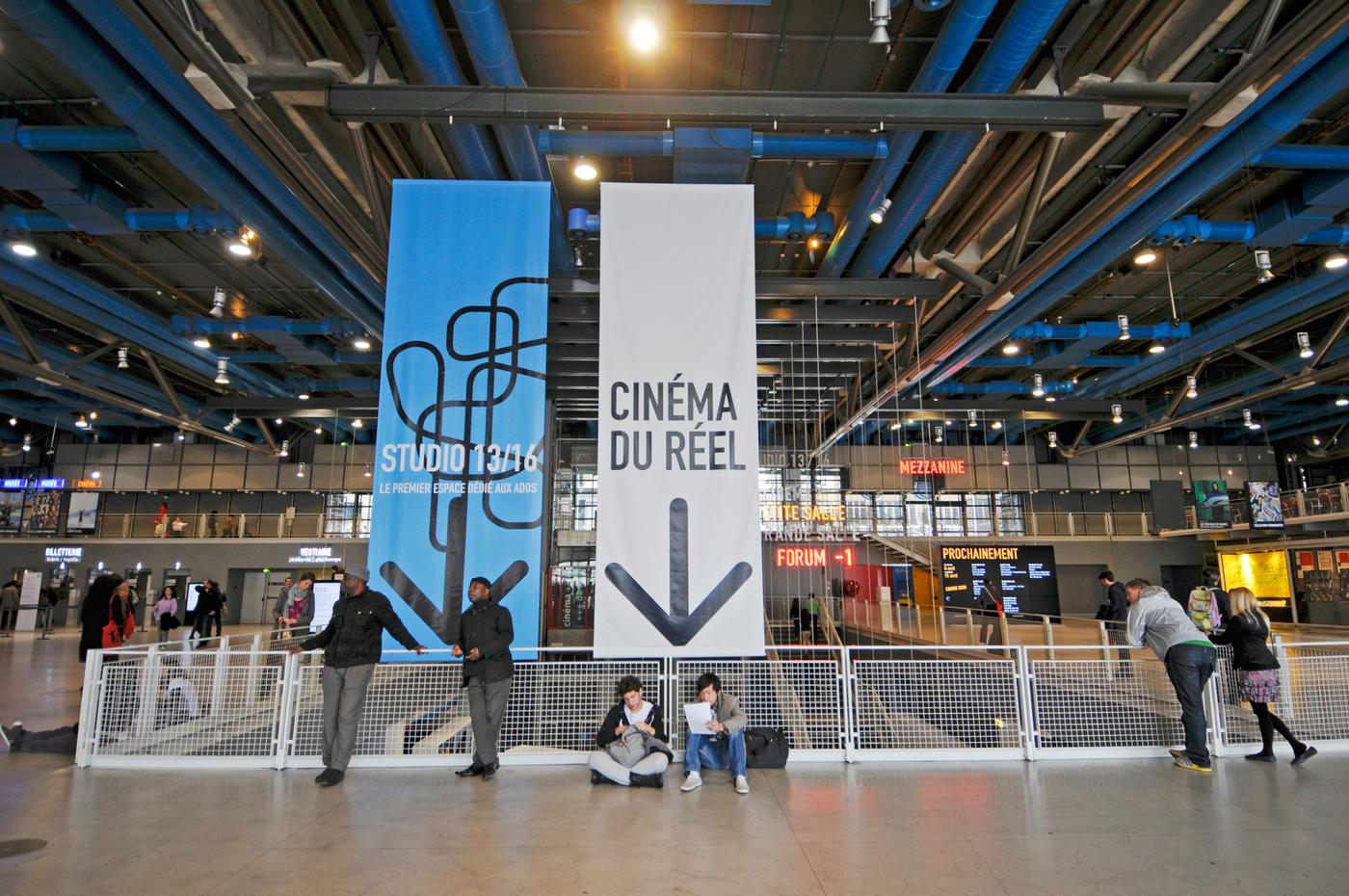 Des visiteurs dans le forum du Centre Pompidou.