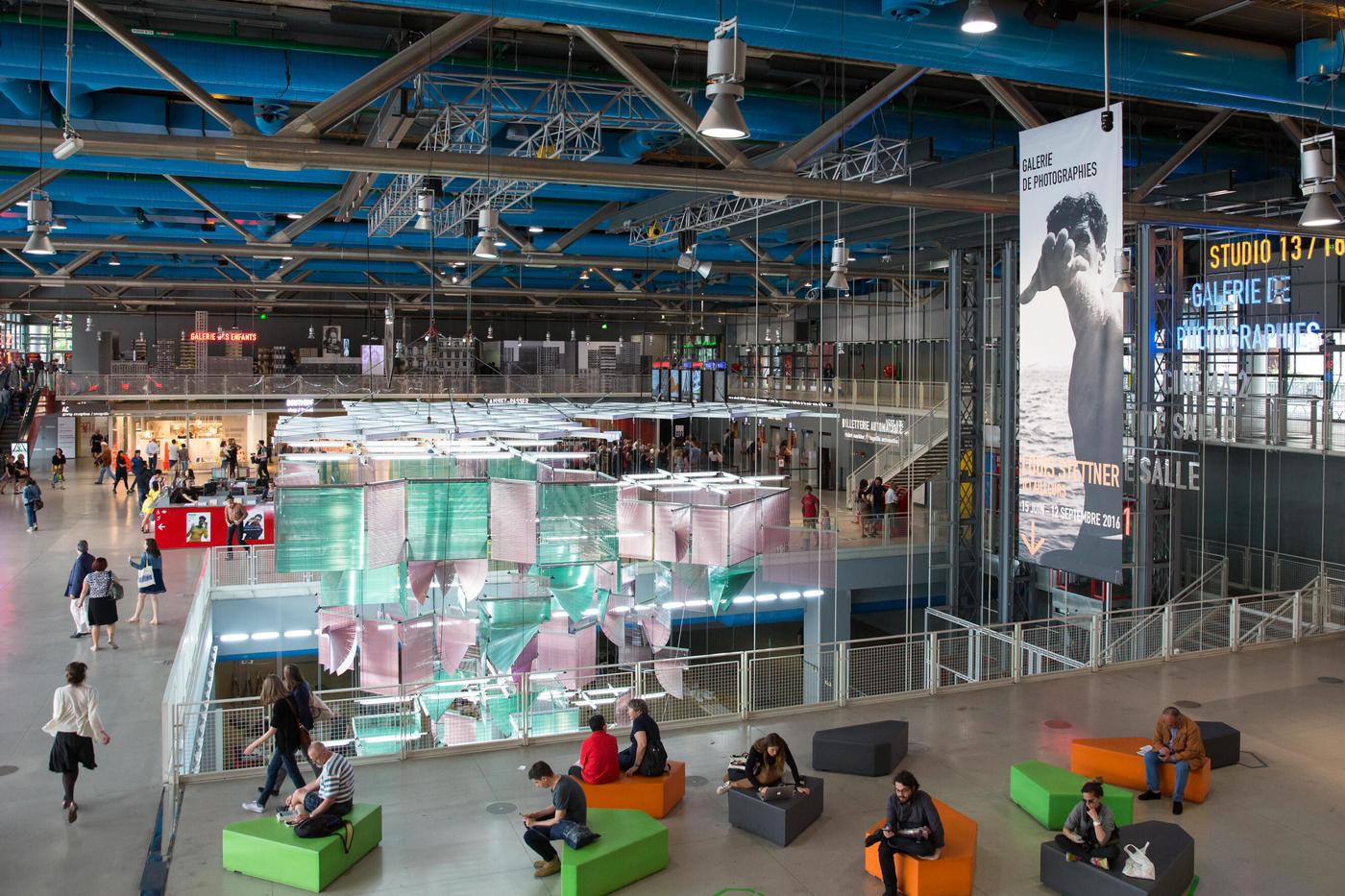 Des visiteurs dans le forum du Centre Pompidou.