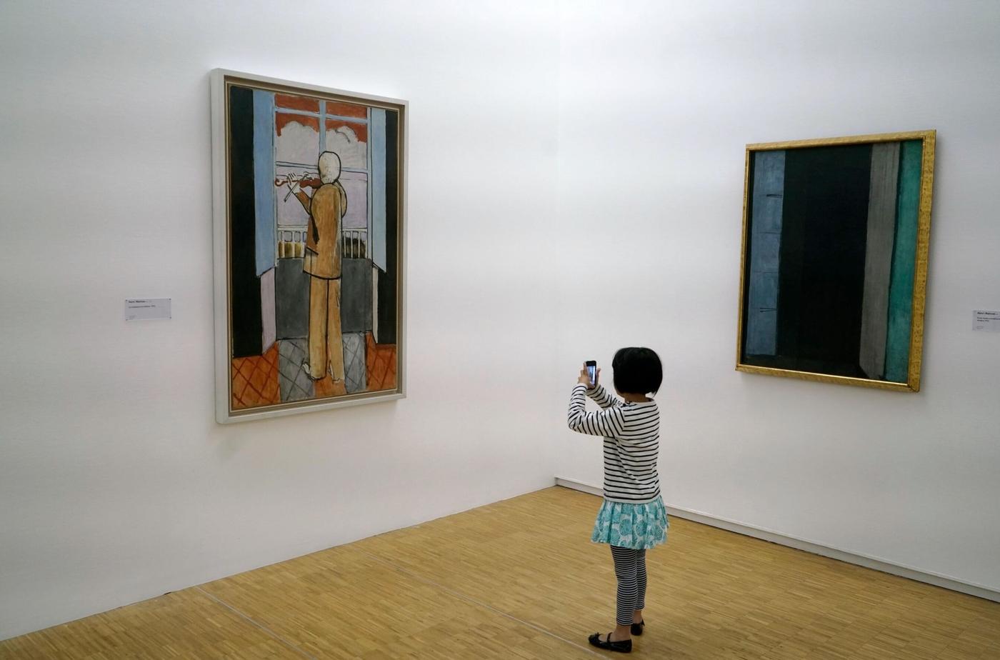 Une visiteuse au Centre Pompidou.