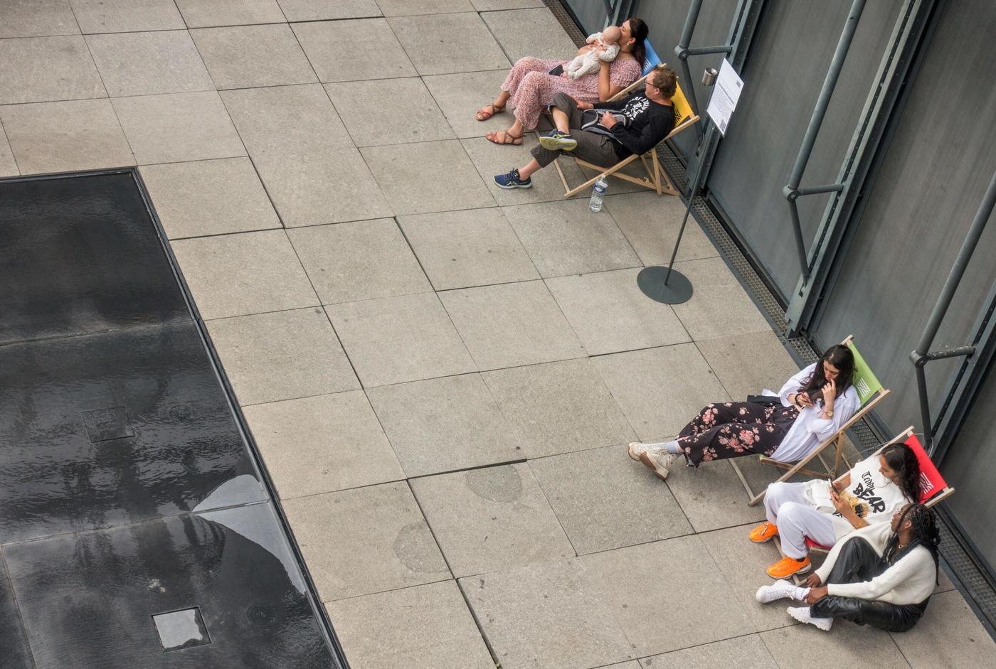 Des visiteurs sur la terrasse du Centre Pompidou.