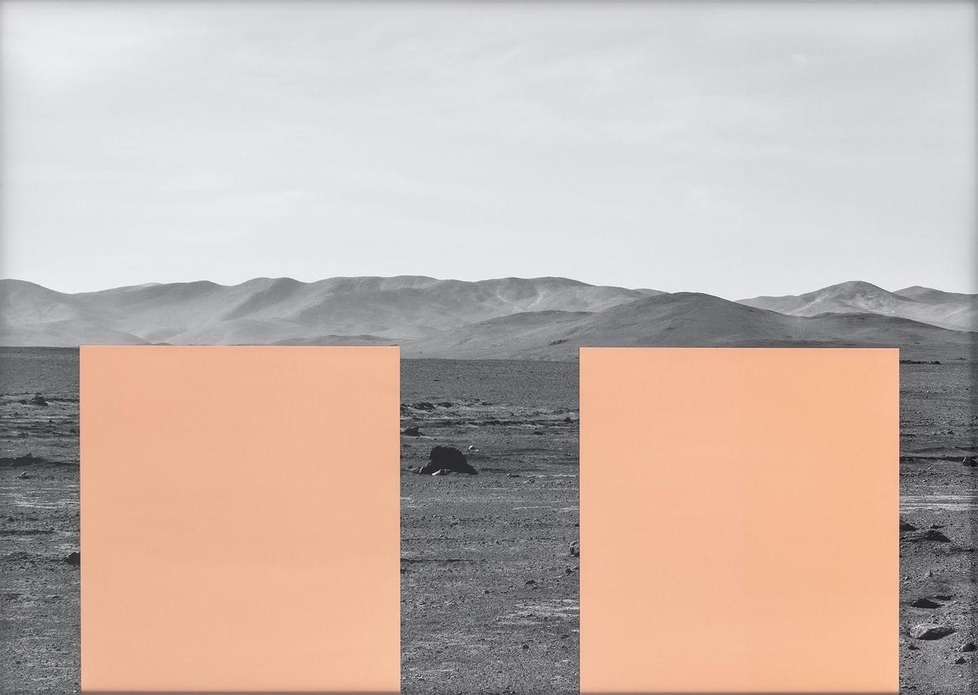 Patrick Hamilton, Atacama #17, 2022, photographie modifiée avec une plaque de cuivre et un cadre en bois, 100 x 140 cm.