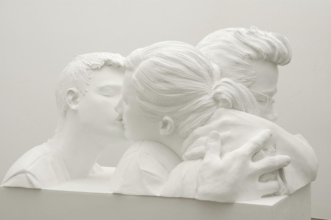 Wang Du, Le baiser, 2005, polyester, peinture acrylique blanche, 160 x 150 x 110 cm. Œuvre acquise en 2016 par le Centre Pompidou.