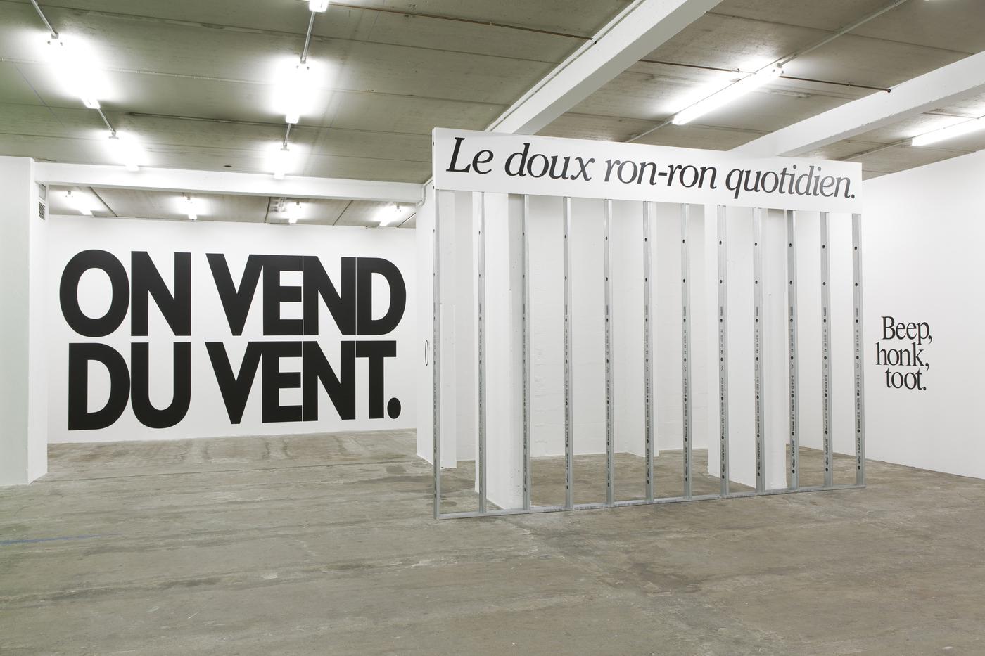 L’exposition « Who’s there? » de Haim Steinbach en 2022 à la galerie Laurent Godin. Haim Steinbach, on vend du vent, 1988, lettres noires vinyle mat, dimensions variables.