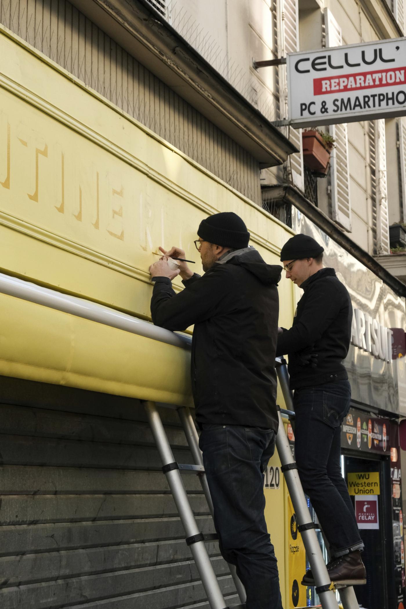 Louis Lepais et Paul Boinot sur le chantier d’une enseigne d’épicerie.