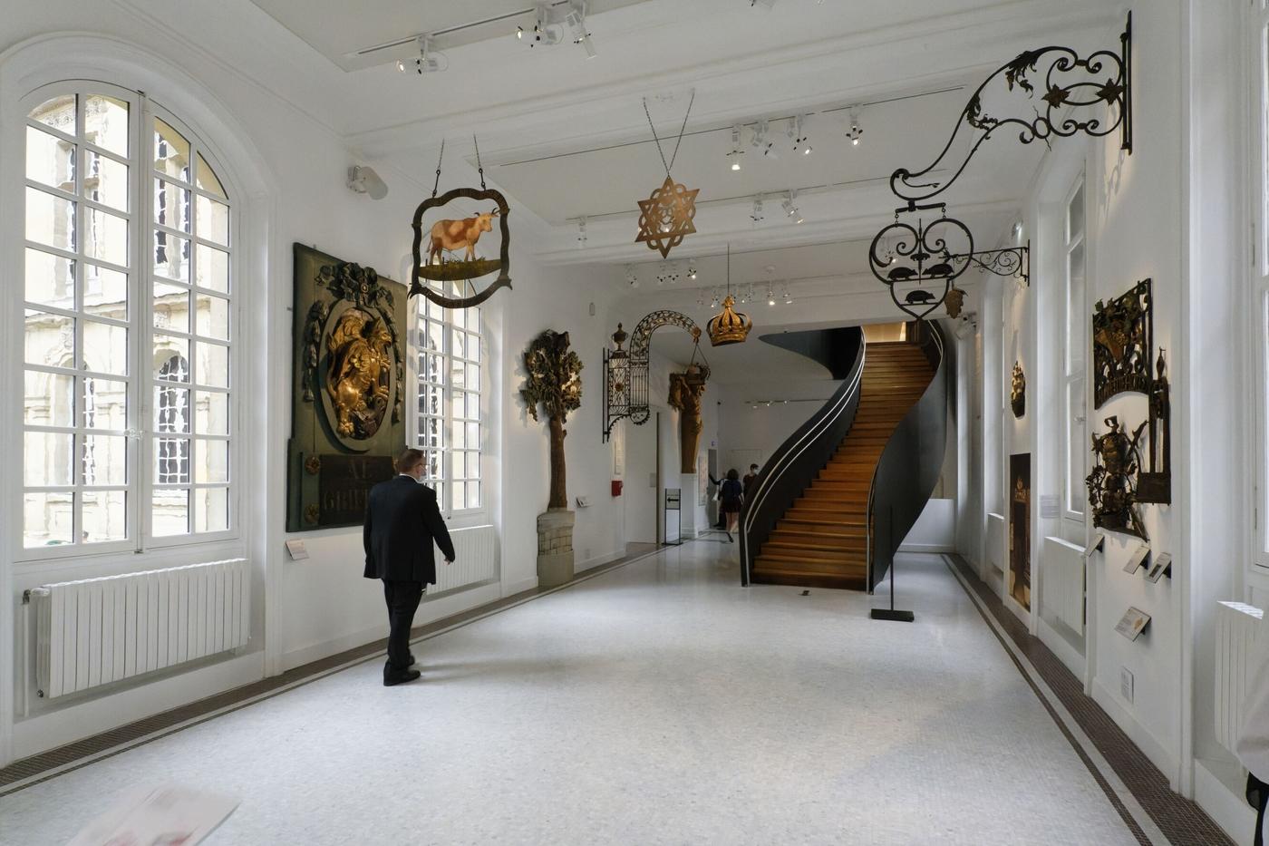 La salle des enseignes au musée Carnavalet à Paris.