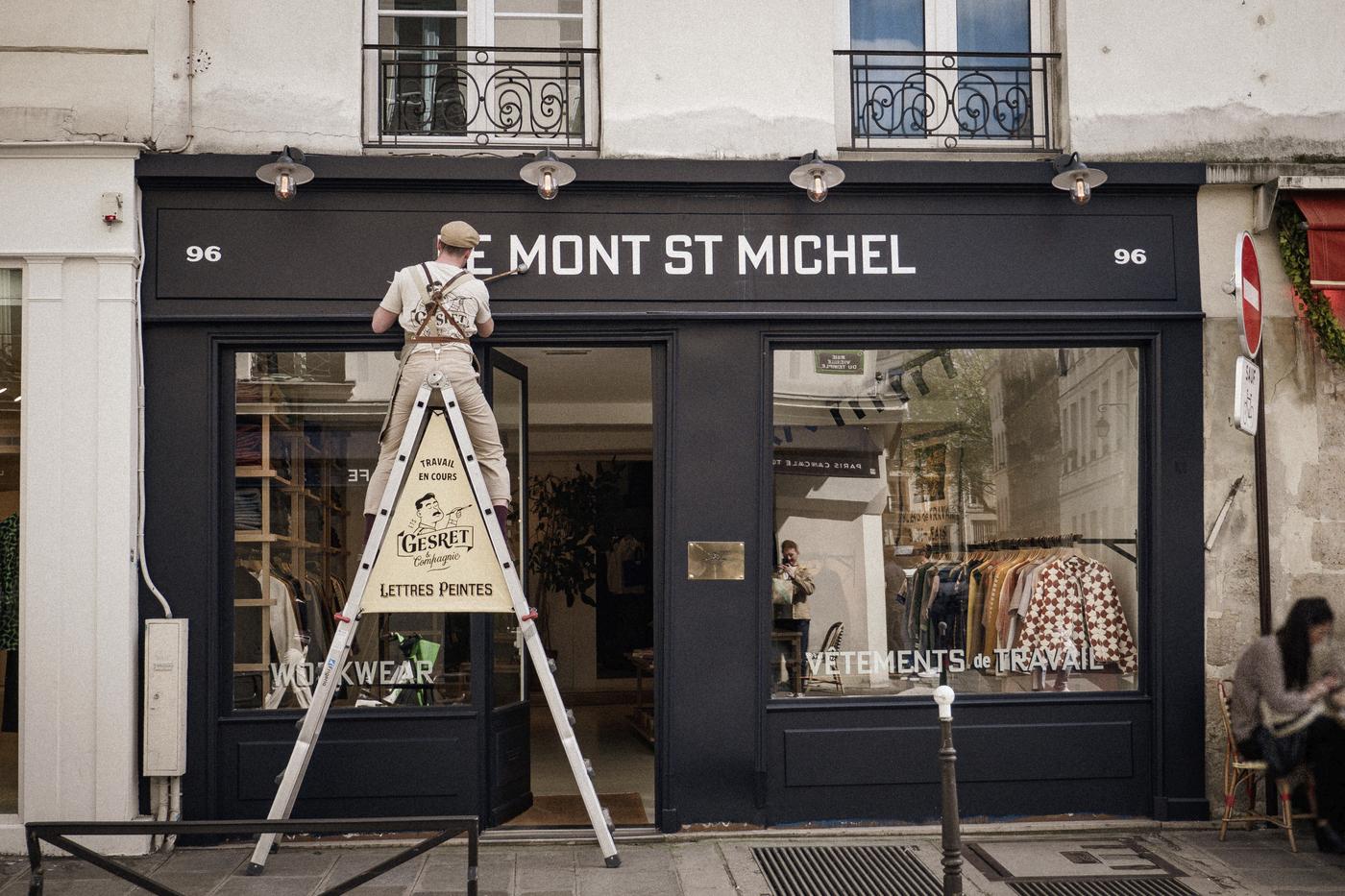 Tristan Gesret sur le chantier de peinture d’une enseigne d’un magasin.